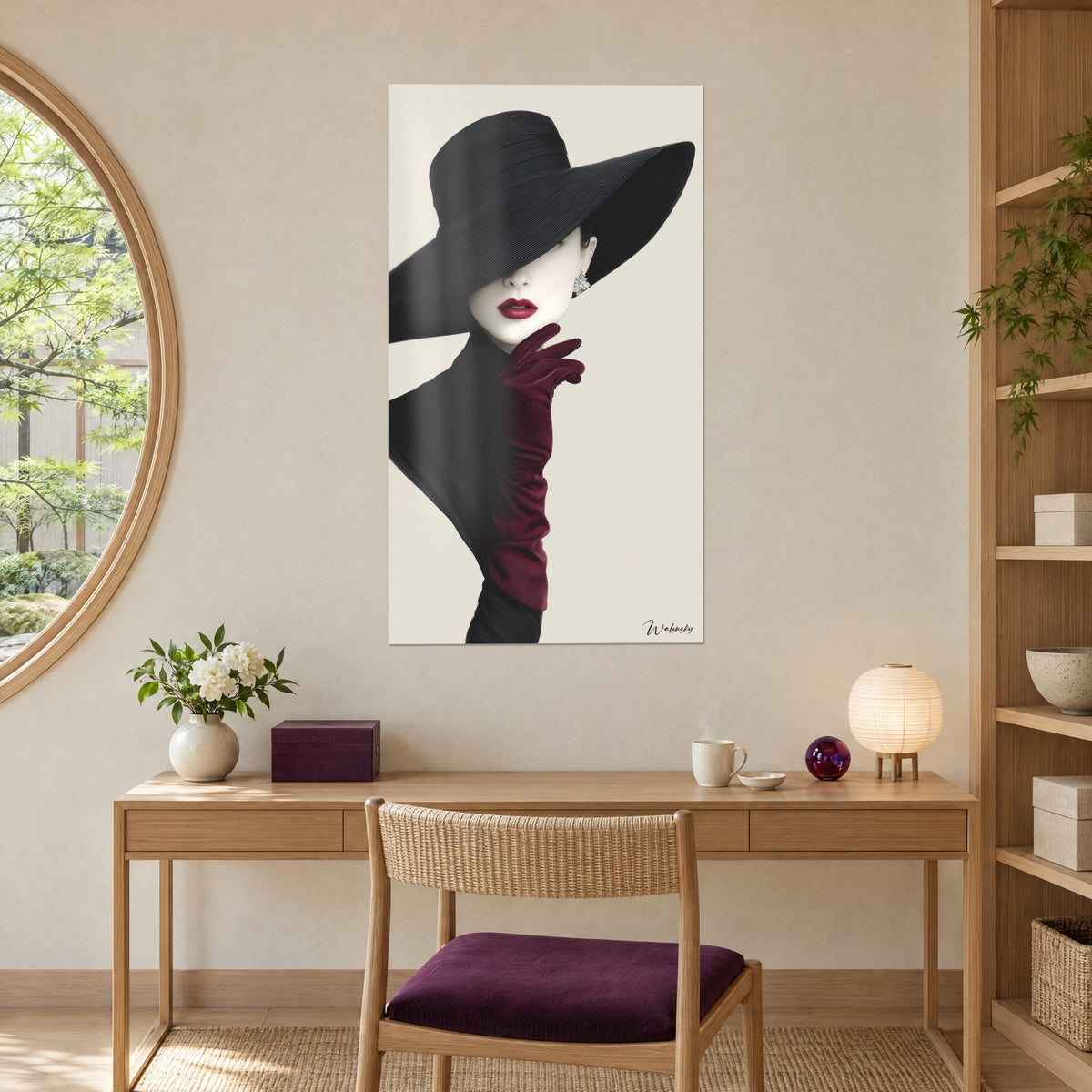 Gemälde Model mit schwarzem Hut mit breiter Krempe, rote Lippen, bordeauxroter Handschuh, cremefarbener Hintergrund, über einem Holzschreibtisch und runder Lampe