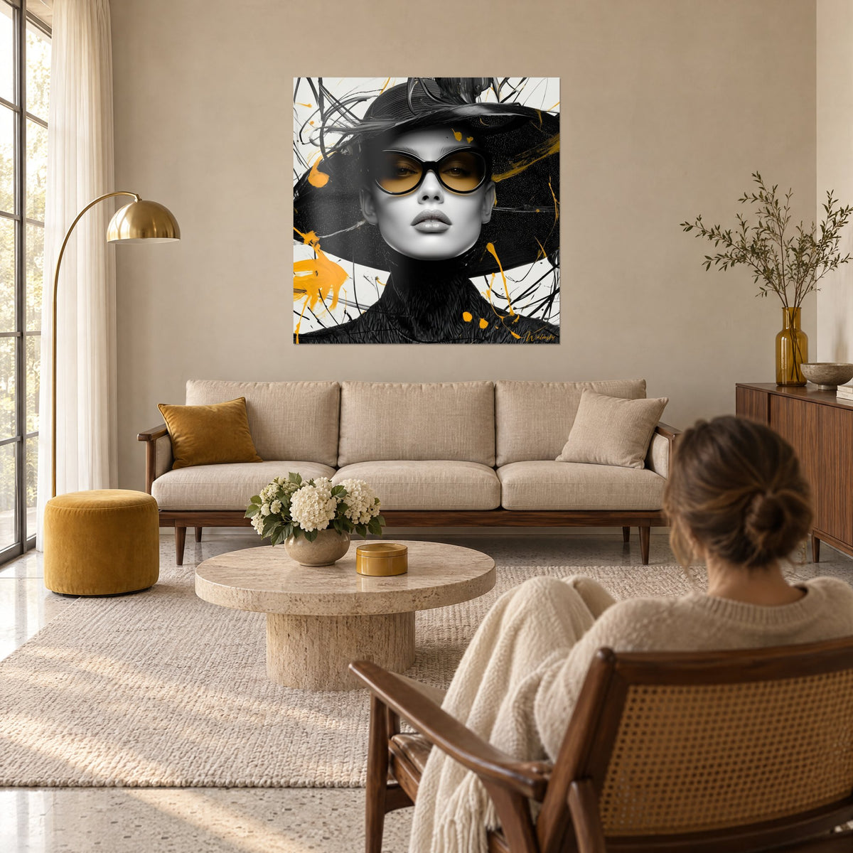 Tableau portrait de mode, lunettes ambre et chapeau noir à large bord, éclaboussures jaunes, au-dessus d'un canapé dans un salon lumineux