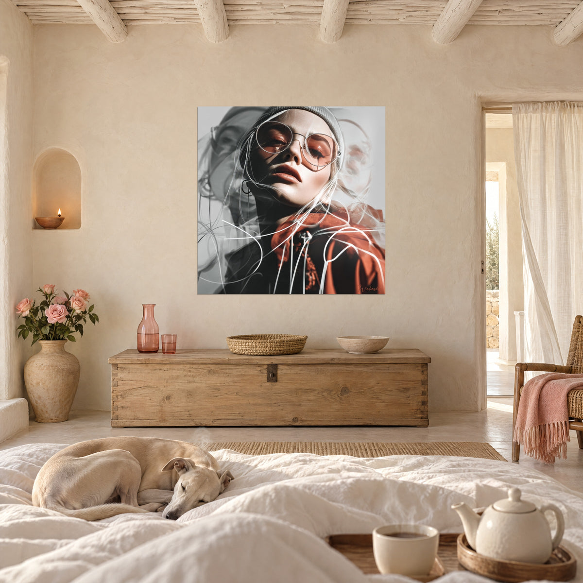 Cuadro ilustración de moda, mirada cerrada tras gafas cobrizas, trazos blancos y óxido, sobre una cama en un dormitorio claro