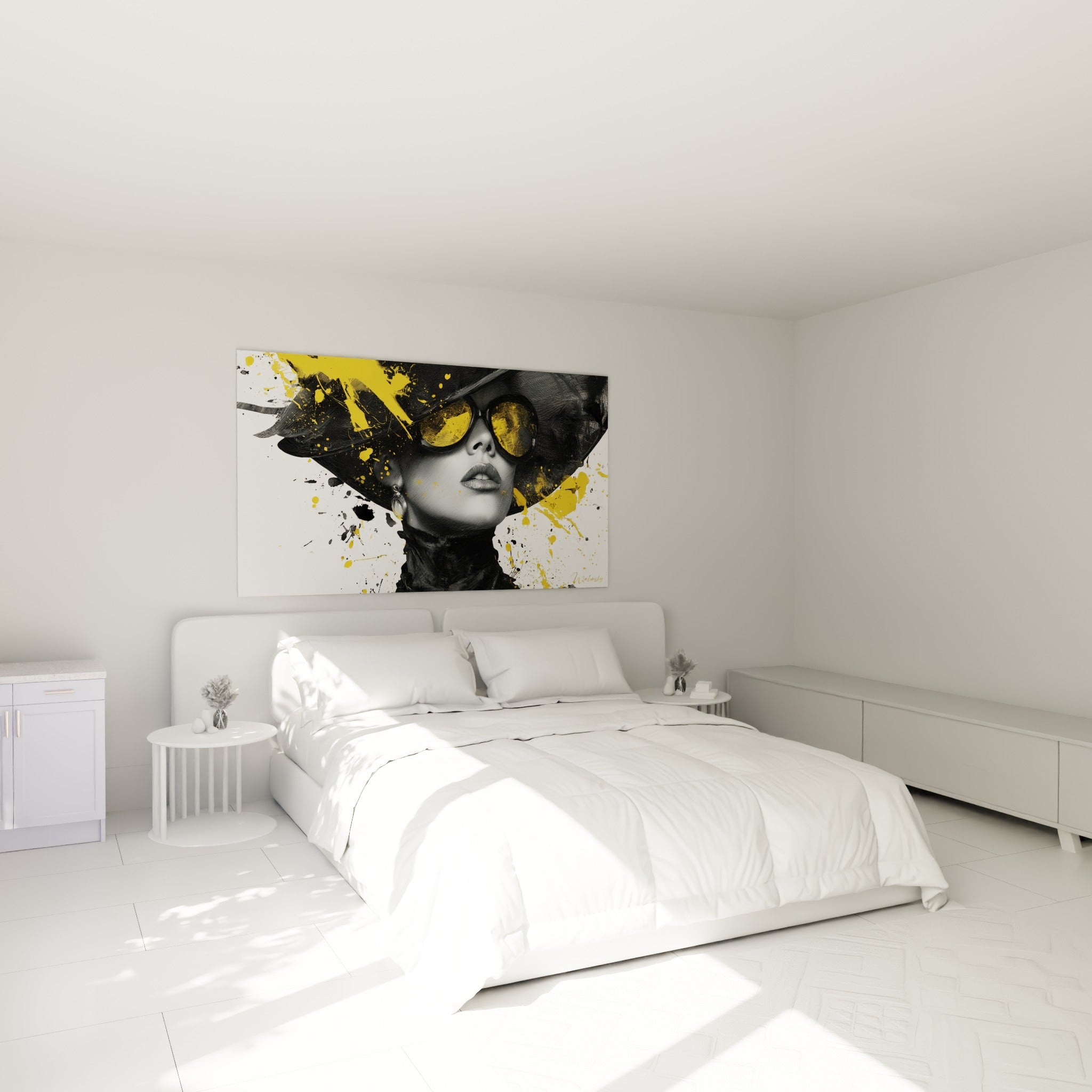 Portrait élégant au chapeau noir et touches jaune moutarde, accroché au-dessus d'un lit dans une chambre claire