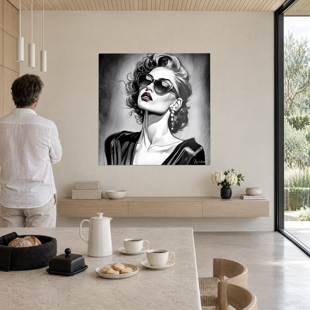 Tableau dame en noir et blanc, boucle d'oreille de perles, lèvres brunes, cou dégagé, un homme de dos l'observe depuis une cuisine ouverte