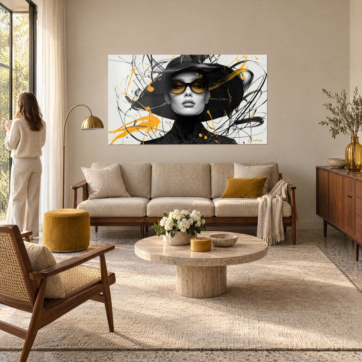 Tableau élégante au grand chapeau noir et lunettes ambrées, éclaboussures jaune d'or, au-dessus d'un canapé dans un salon lumineux