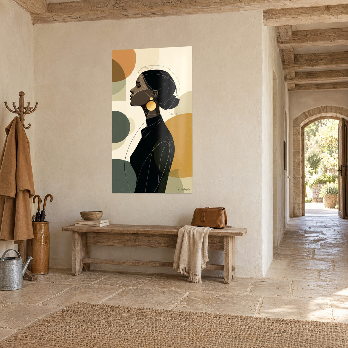 Cuadro retrato estilizado en silueta negra, fondo crema y círculos mostaza, colgado cerca de un banco de madera, casa de piedra