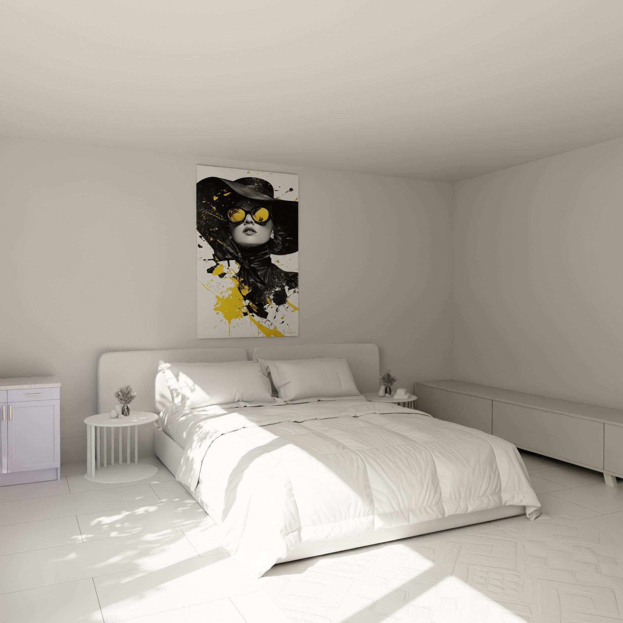 Portrait féminin en noir et jaune, chapeau large et foulard, au-dessus d'un lit dans une chambre claire