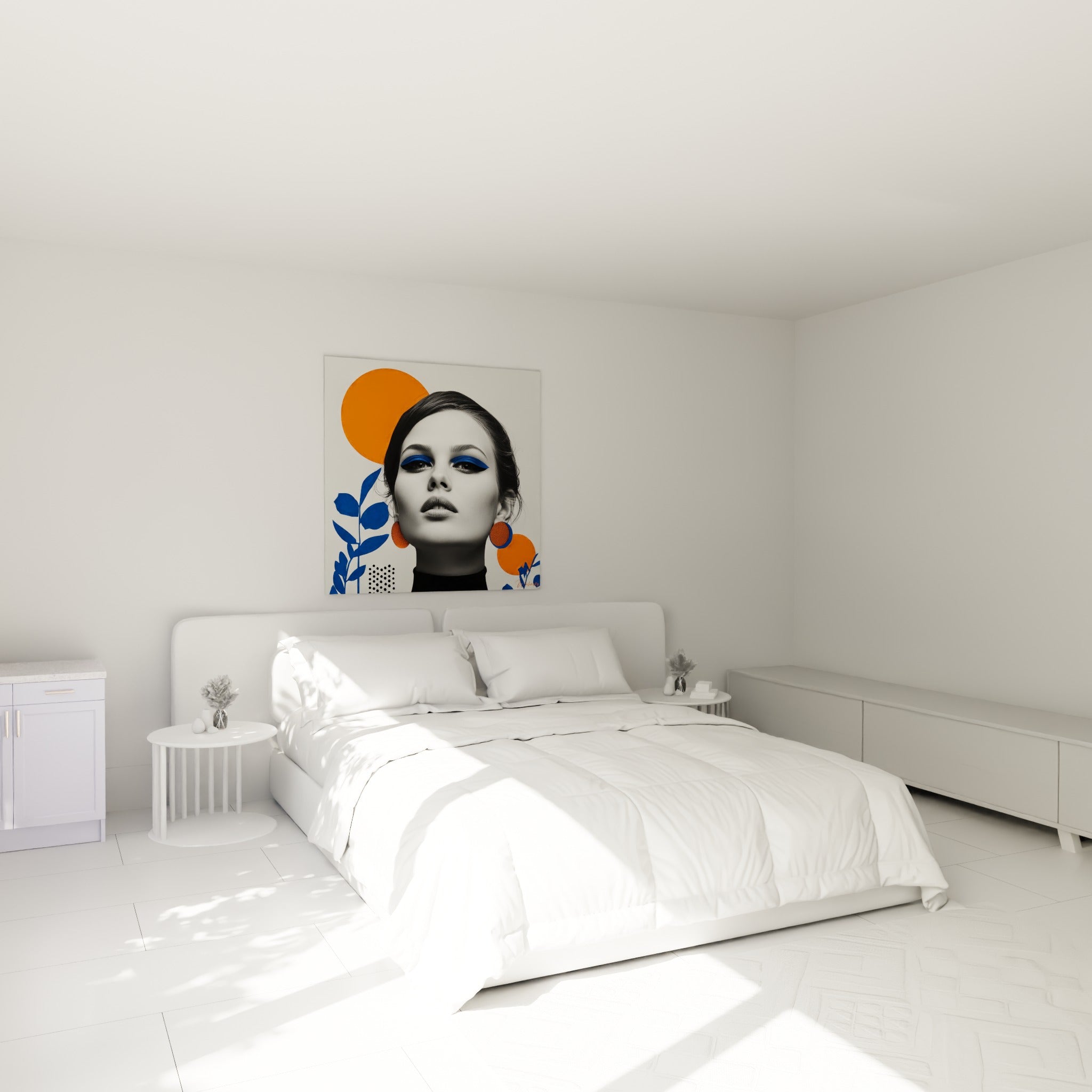 Portrait bleu marine et orange au regard intense, accroché au-dessus d'un lit dans une chambre claire