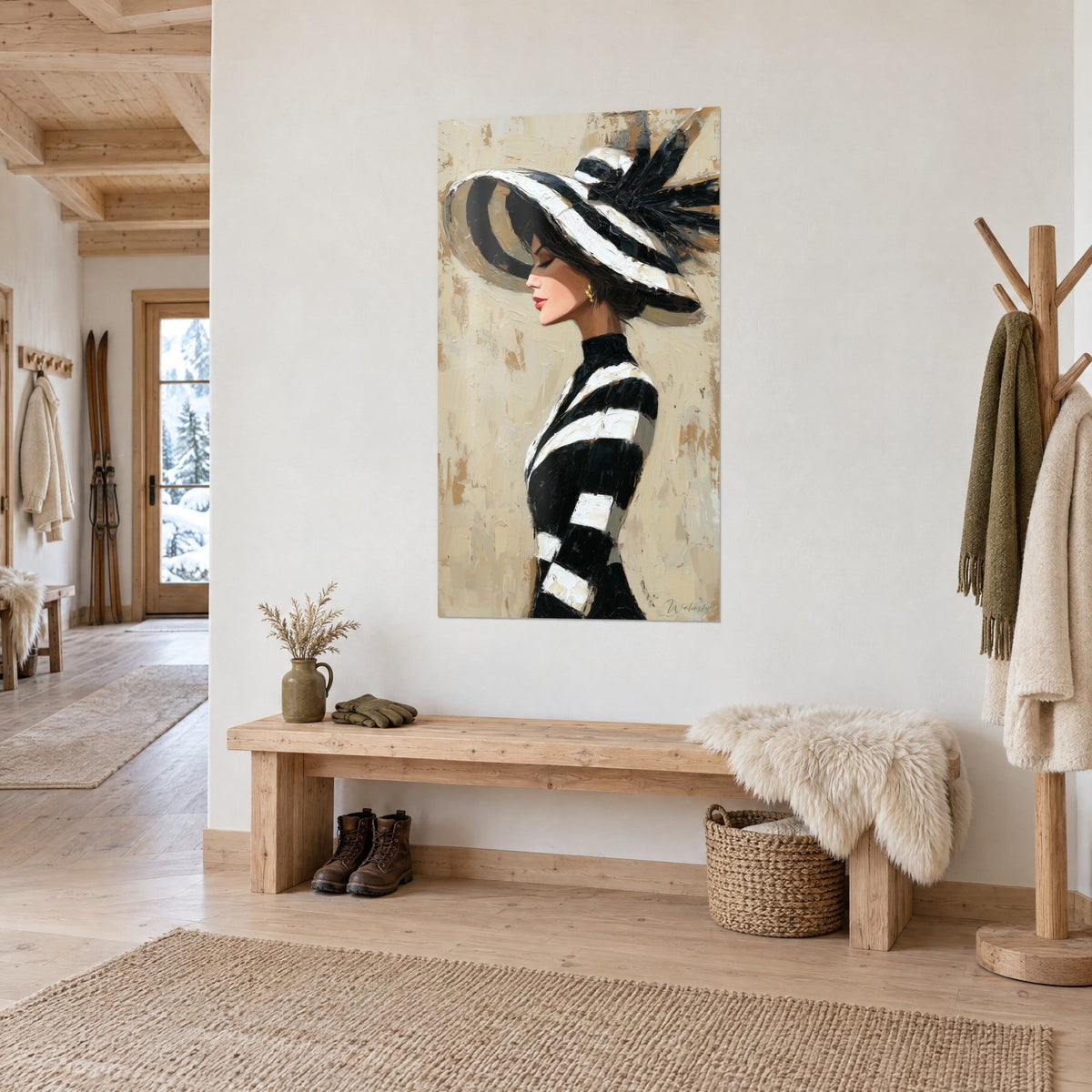 Tableau silhouette de mode au grand chapeau à plume noire, robe rayée ivoire et noir, fond sable, entrée de chalet