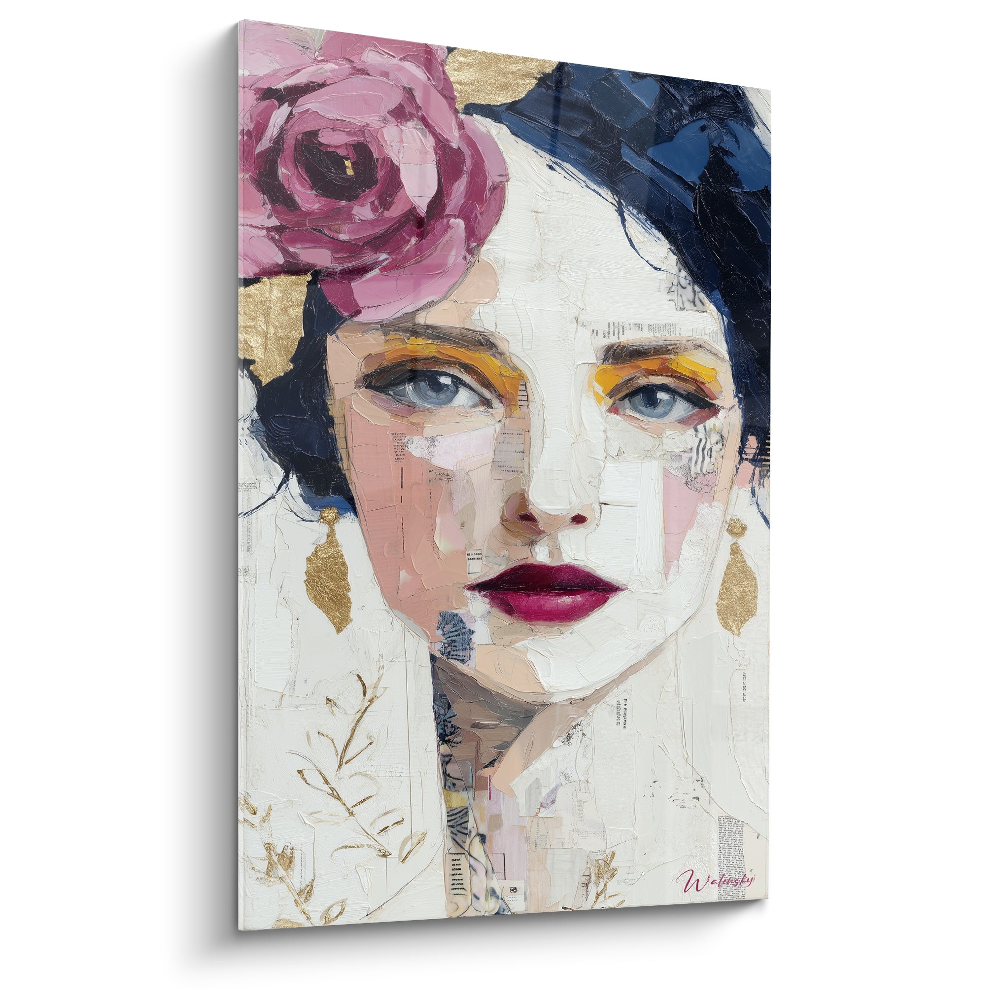 Visage féminin en collage bleu marine et doré, rose poudré, lèvres pourpres et regard intense