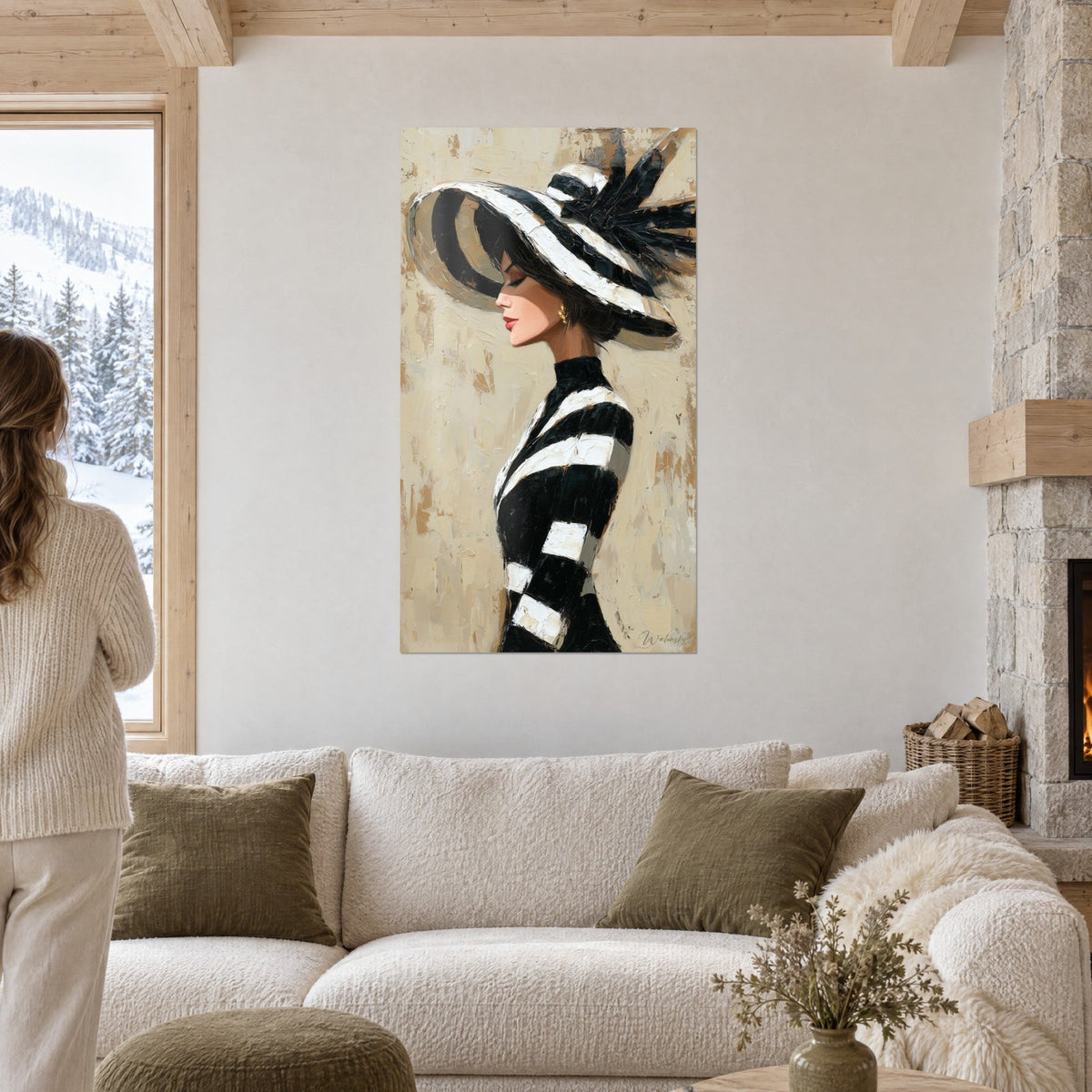 Tableau élégante en profil sous un chapeau rayé noir et blanc, fond beige patiné, au-dessus d'un canapé dans un salon lumineux