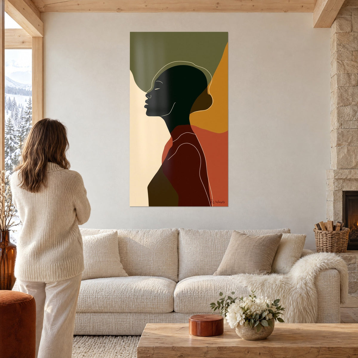 Tableau profil féminin noir sur fond vert olive et ocre, lignes blanches fines, deux personnes de dos au-dessus d'un canapé dans un salon lumineux