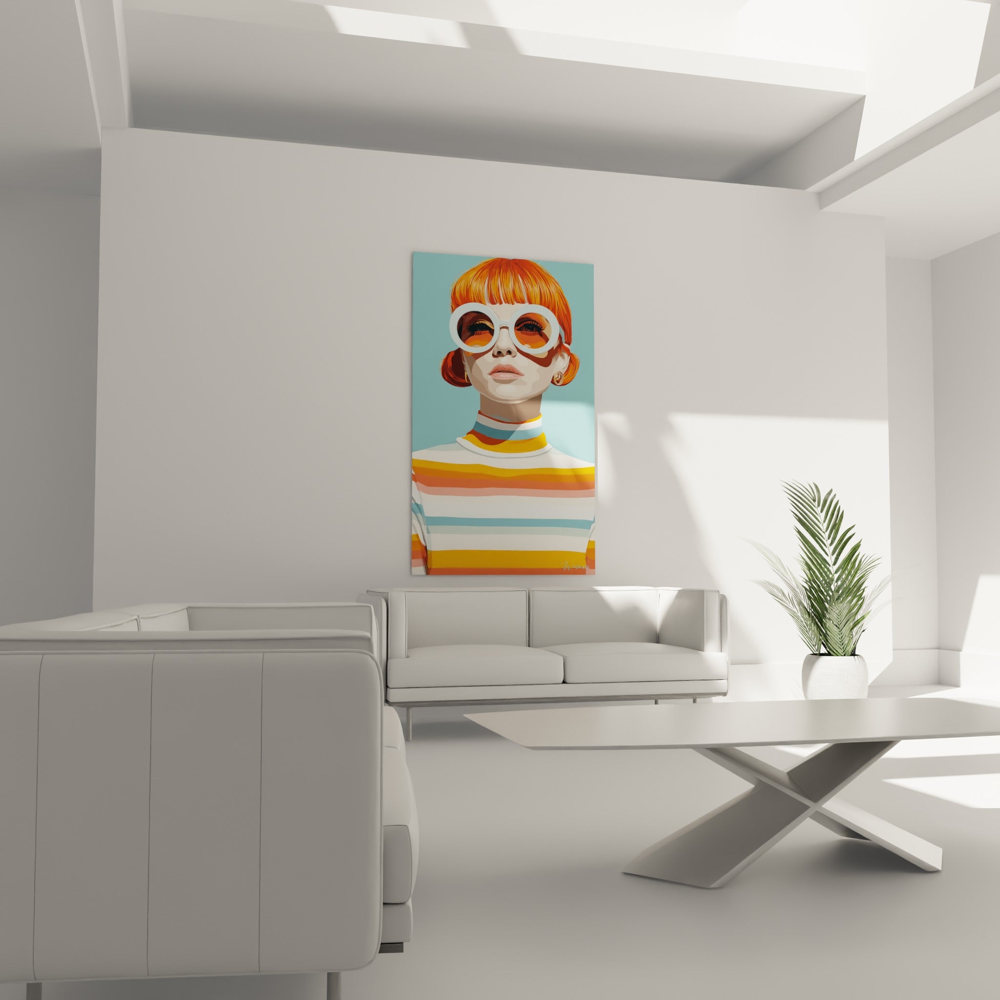 Visage féminin roux et lunettes teintées orange, œuvre suspendue au-dessus d'un canapé dans un salon lumineux