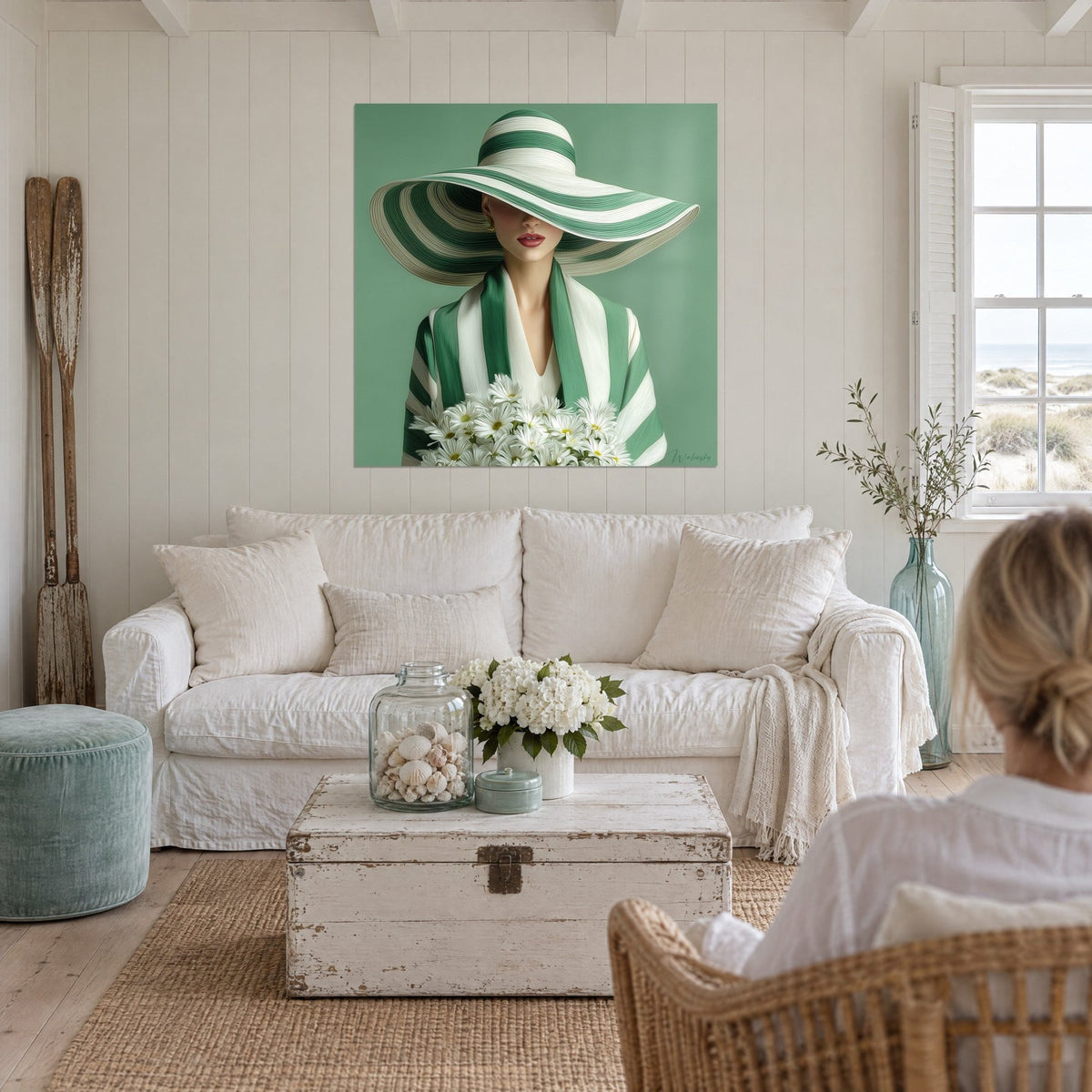Gemälde einer eleganten Dame unter einem riesigen grün-weiß gestreiften Hut, Strauß Margeriten, über einem Sofa in einem hellen Wohnzimmer