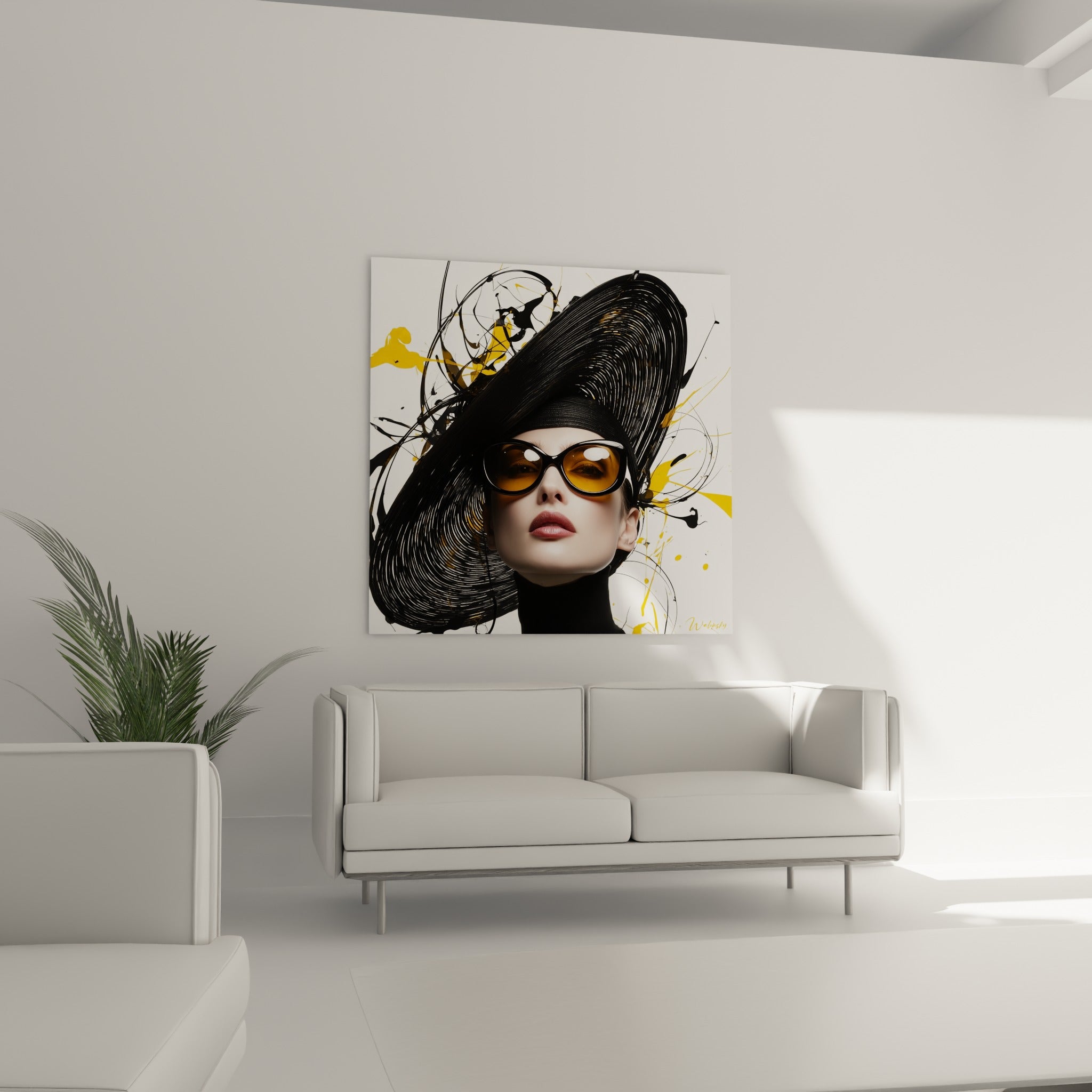 Regard ambré sous un chapeau noir graphique au-dessus d'un canapé dans un salon lumineux