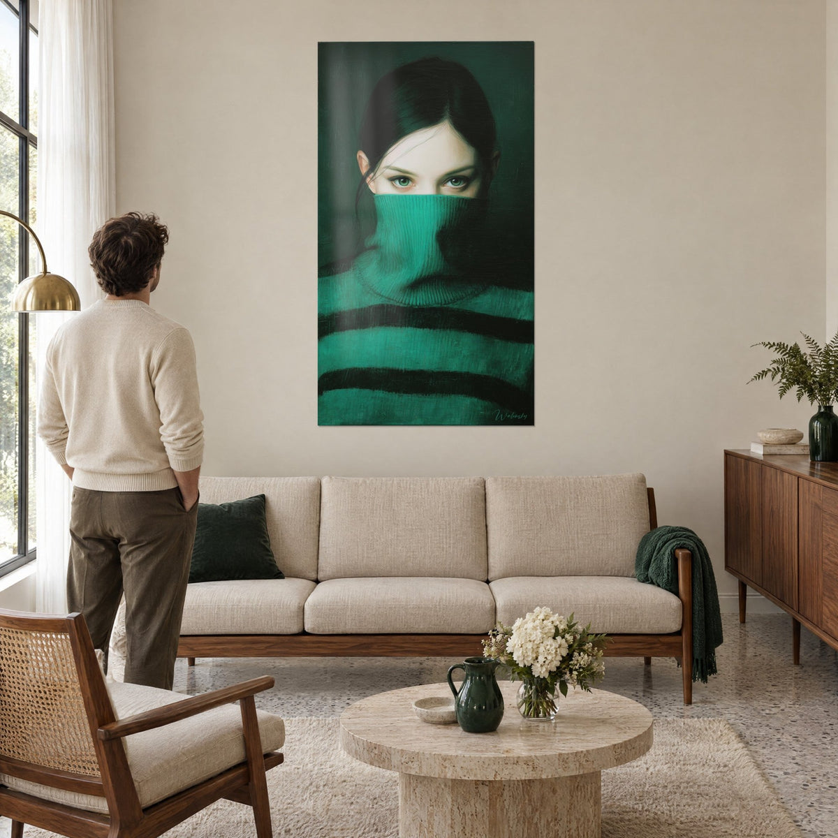 Cuadro de una joven de mirada verde velada por un cuello alto esmeralda con rayas negras, encima de un sofá en un salón luminoso