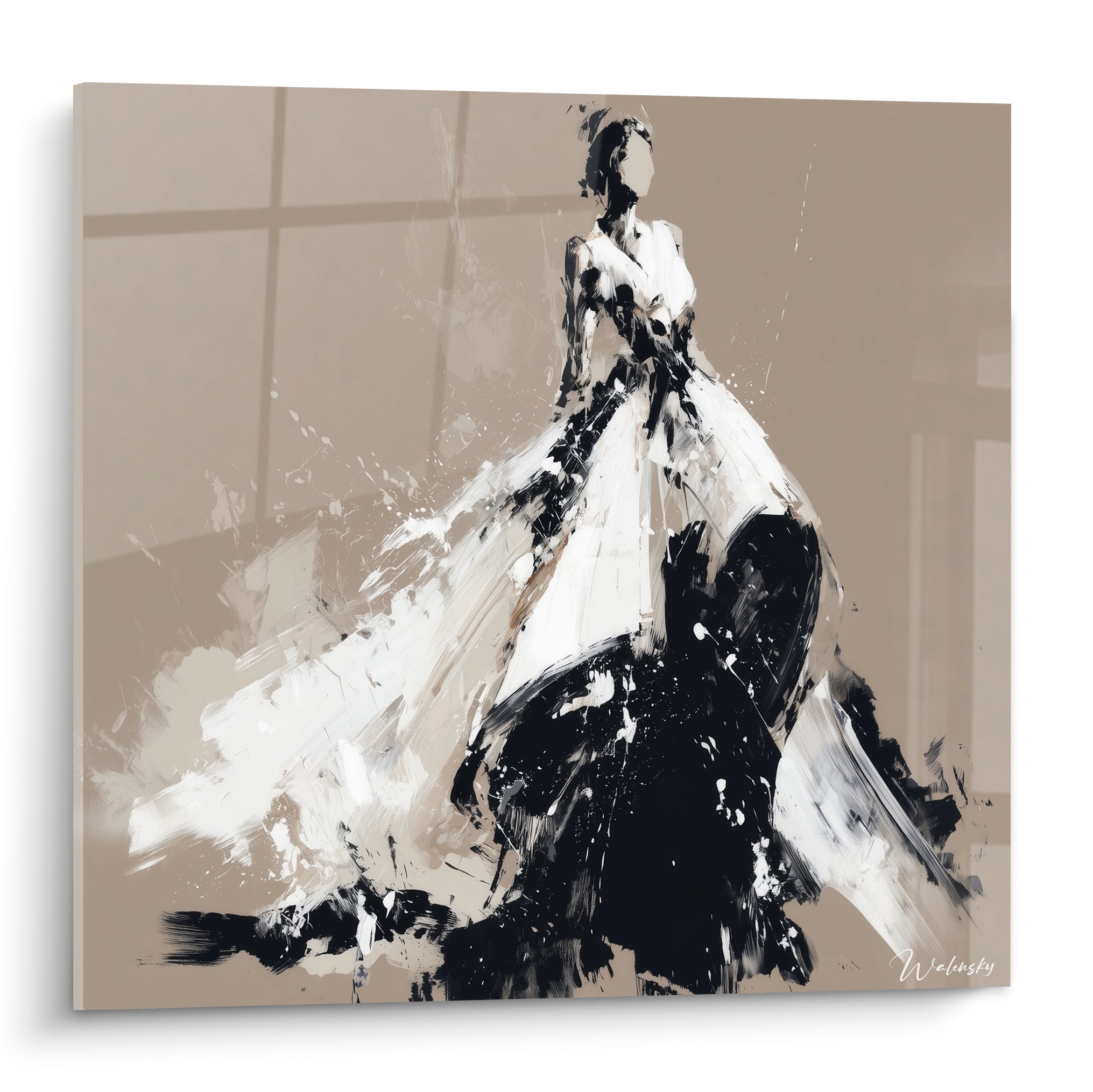 Silhouette en robe blanche éclaboussée de noir, fond taupe, illustration de mode gestuelle