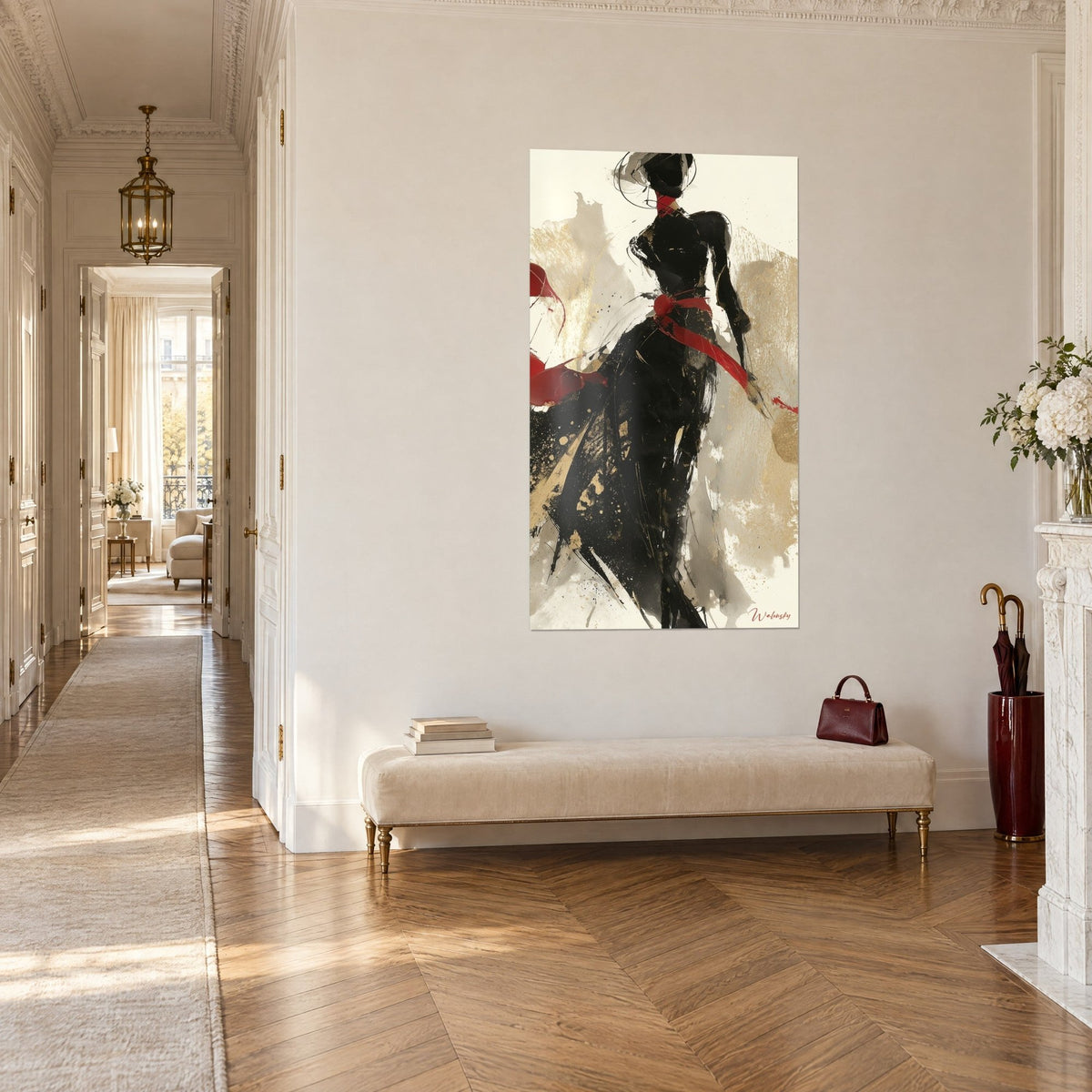 Tableau élégante silhouette d'encre noire nouée d'un ruban rouge, éclats dorés sur ivoire, dans un couloir haussmannien