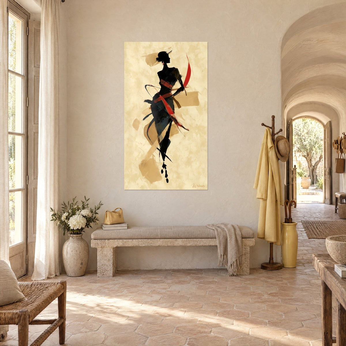 Tableau mannequin stylisé en ombre noire, rubans écarlates et aplats sable, face à un couloir voûté du mas provençal