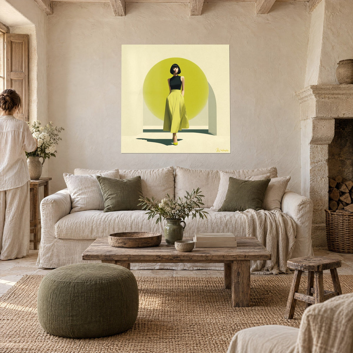 Gemälde Frauensilhouette mit schwarzem Quadrat, gelbgrüner Rock und Sonnenscheibe, eine Frau von hinten, über einem Sofa in einem hellen Wohnzimmer