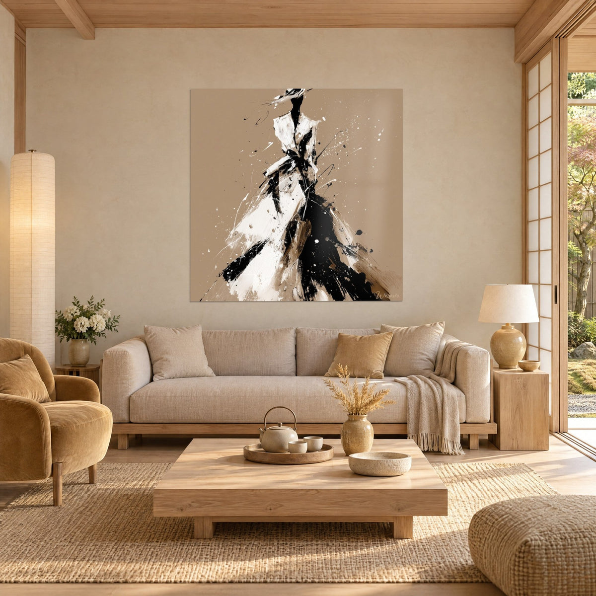 Tableau silhouette de mode en robe noire et blanche éclaboussée sur fond beige, au-dessus d'un canapé dans un salon lumineux