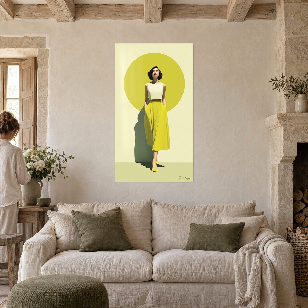Tableau élégante en jupe plissée jaune citron devant un disque chartreuse, signature Walensky, au-dessus d'un canapé dans un salon lumineux