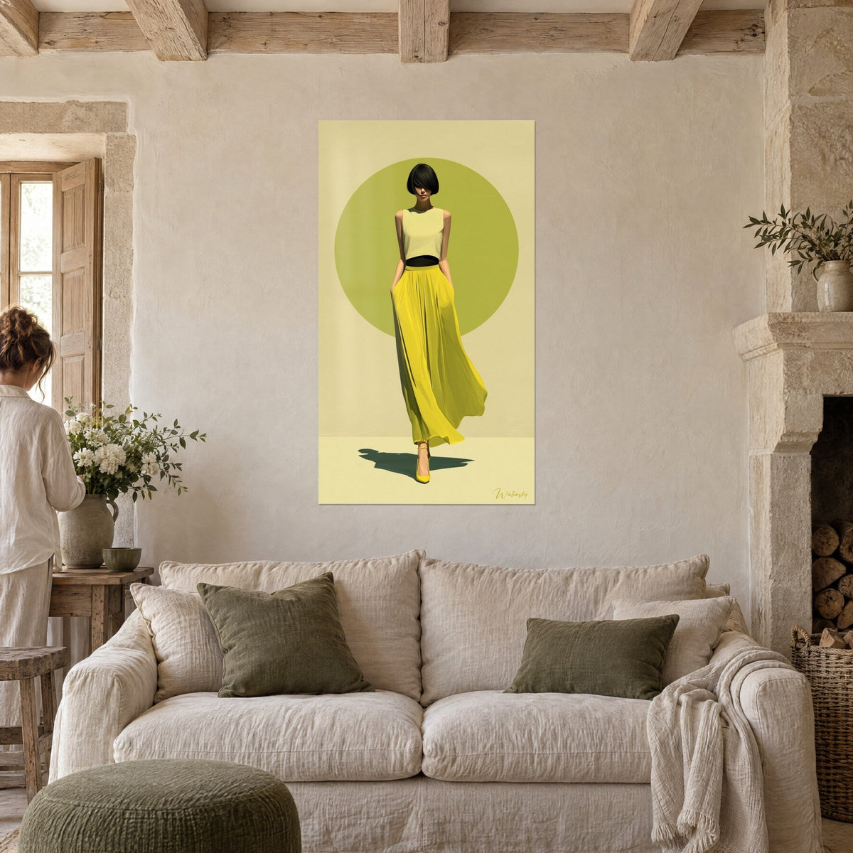 Tableau silhouette féminine en jupe jaune citron fluide devant un disque vert olive, au-dessus d'un canapé dans un salon lumineux