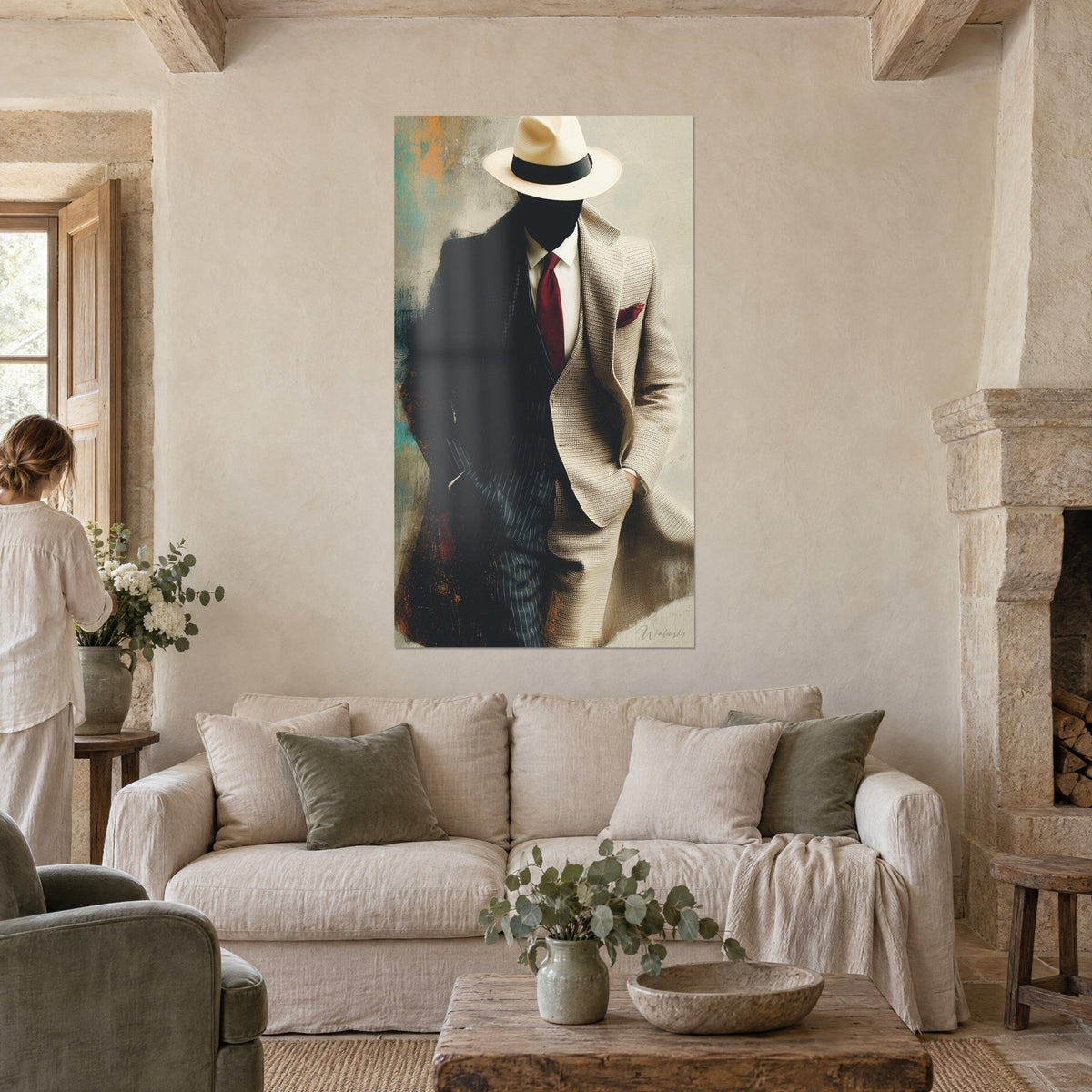 Tableau silhouette au fedora crème et cravate bordeaux, manteau beige texturé et rayures marine, au-dessus d'un canapé dans un salon lumineux