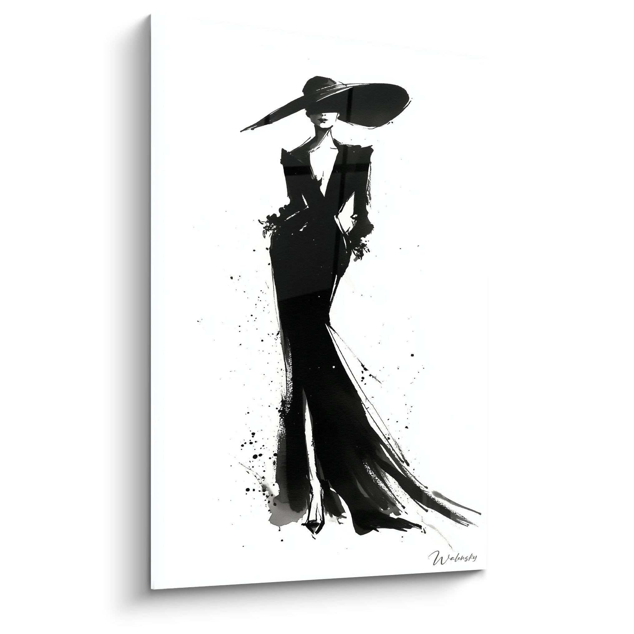 Silhouette féminine noire au large chapeau, encre expressive sur fond blanc éclatant