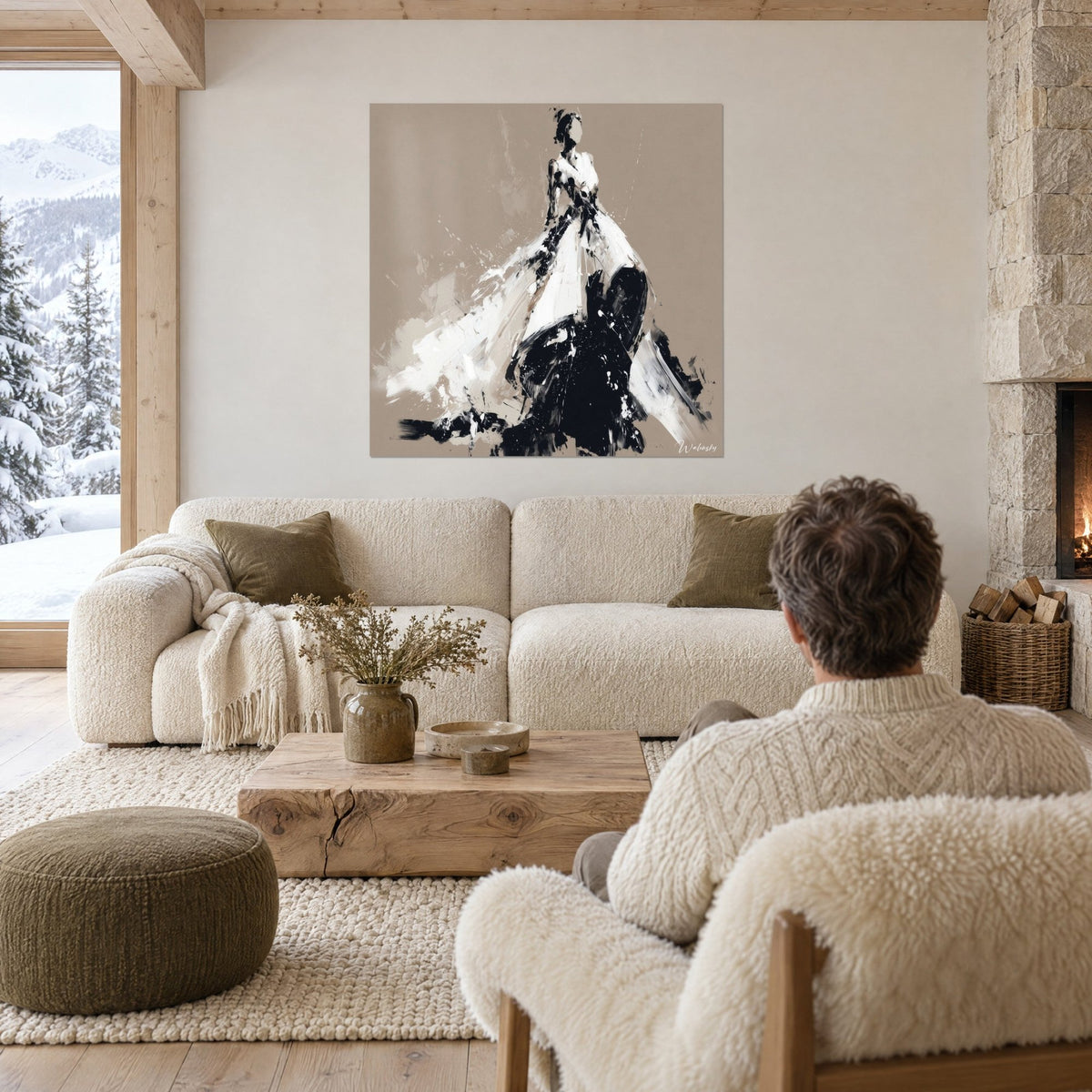 Tableau silhouette de couturier en robe ample blanche et noire sur fond taupe, un homme de dos, au-dessus d'un canapé dans un salon lumineux