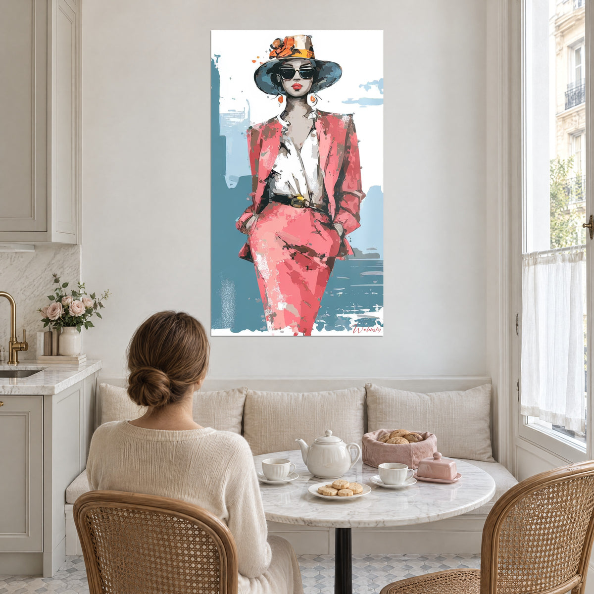 Gemälde einer geheimnisvollen Dame mit Sonnenbrille, korallenrote Jacke und weiße Bluse, himmelblauer Hintergrund, junge Frau von hinten nahe einem Fenster