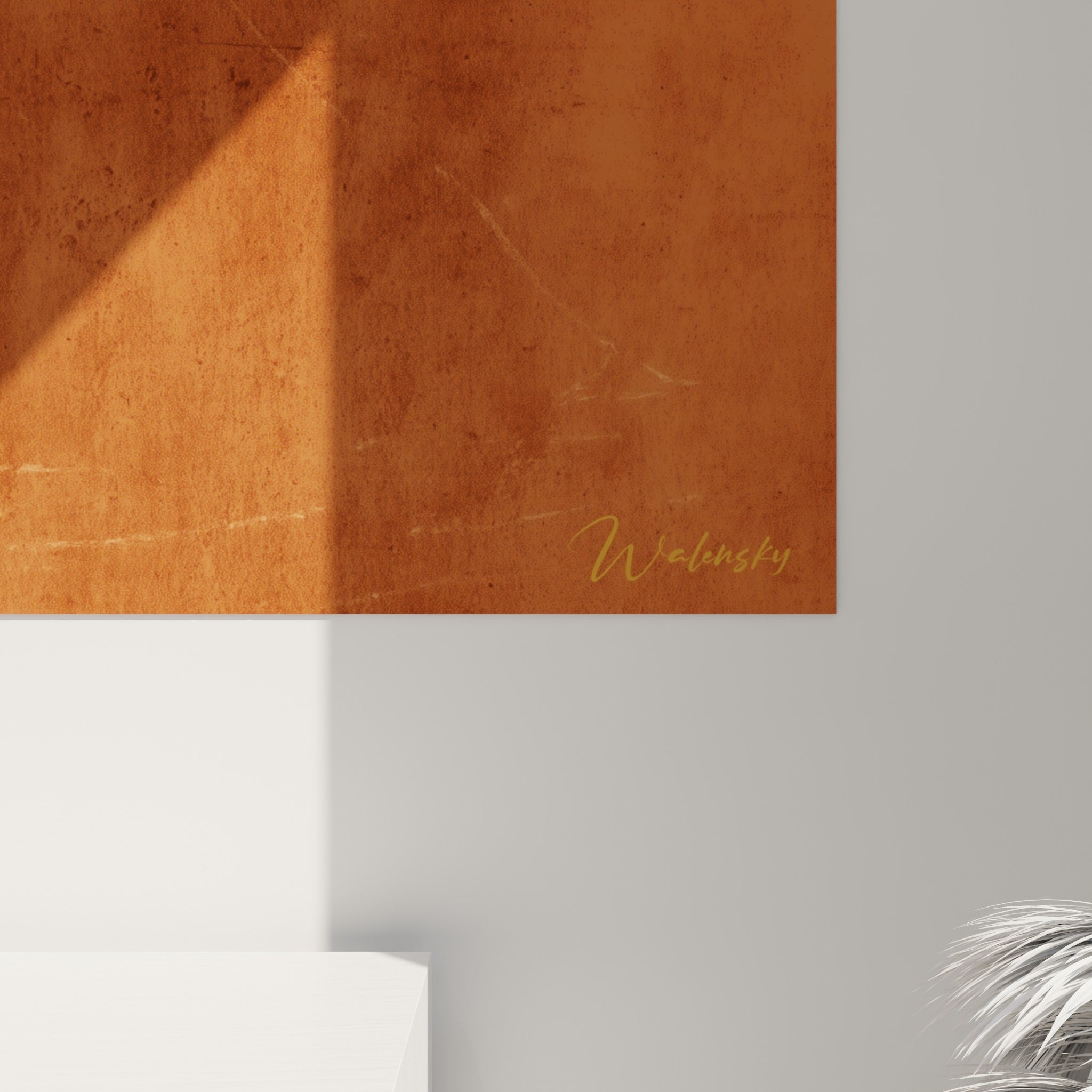 Grain texturé de la toile révélant craquelures fines entre les zones ocre doré, vert sauge et terracotta profond