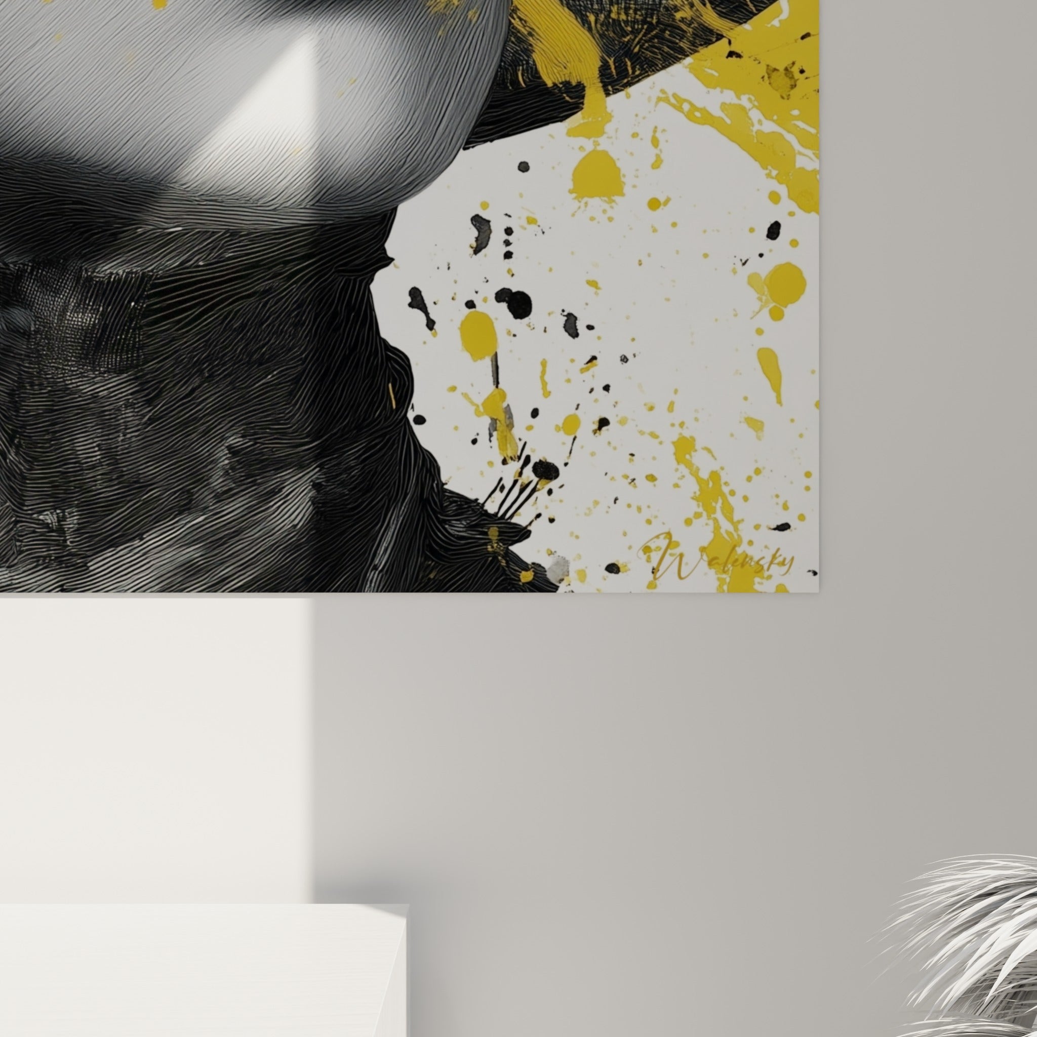 Détail du grain crayonné gris anthracite et des coulures jaune vif sur la toile accrochée