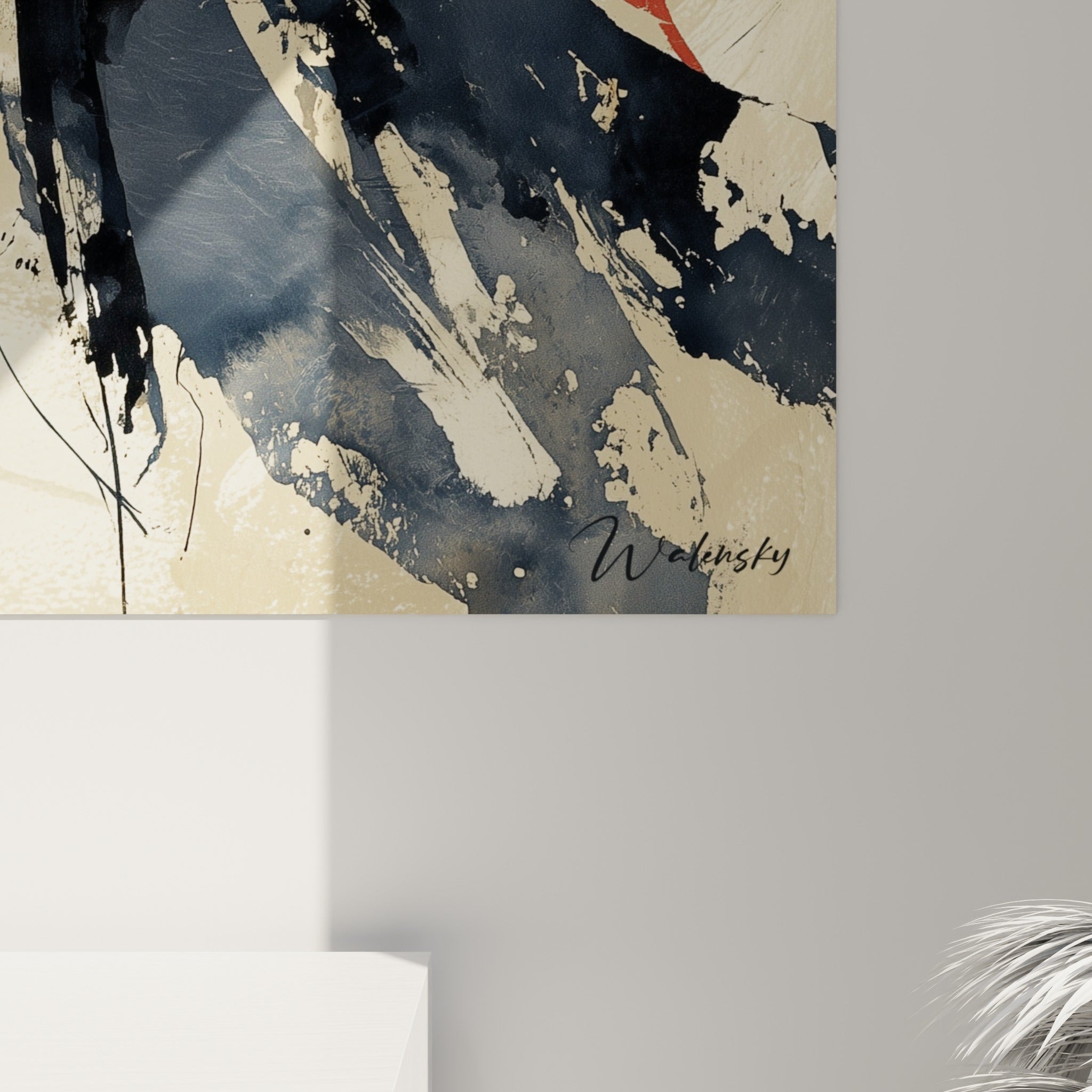 Coulures d'encre noire et traits rouges sur texture dorée patinée, détail matière de l'illustration de mode