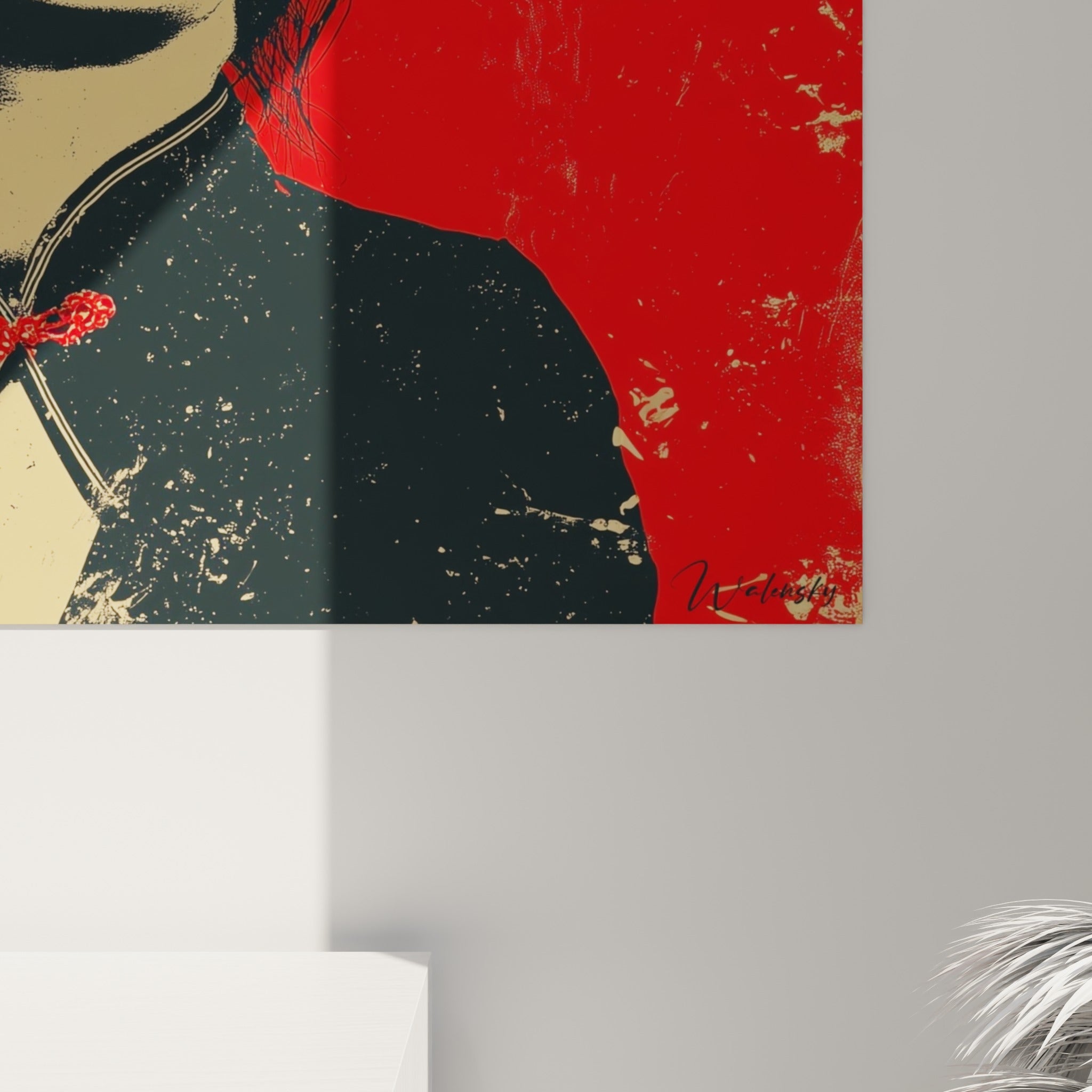 Empâtements et coulures visibles sur le fond rouge texturé de cette illustration de mode, grain noir et beige