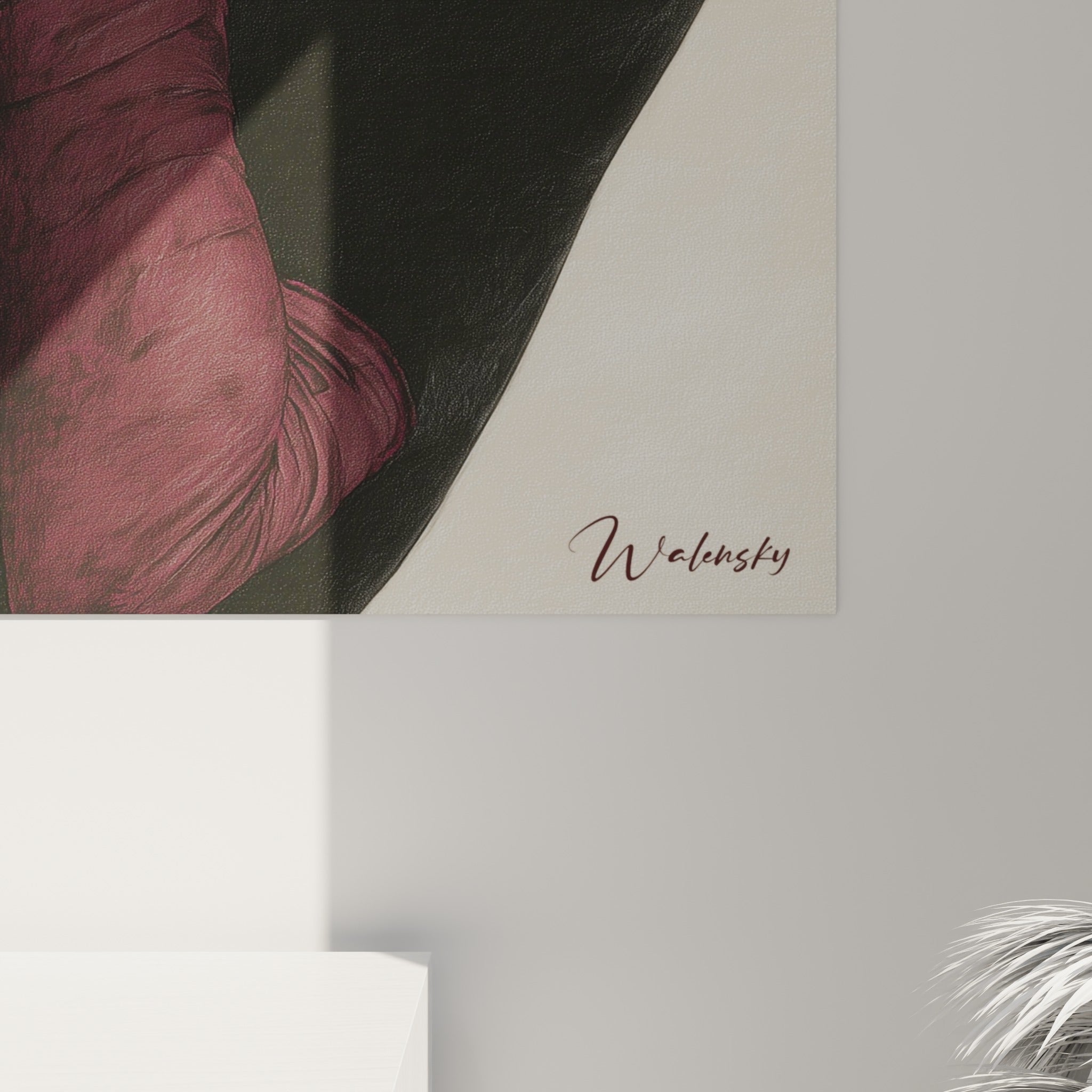 Détail des plis satinés bordeaux et du grain texturé du chapeau noir sur la toile