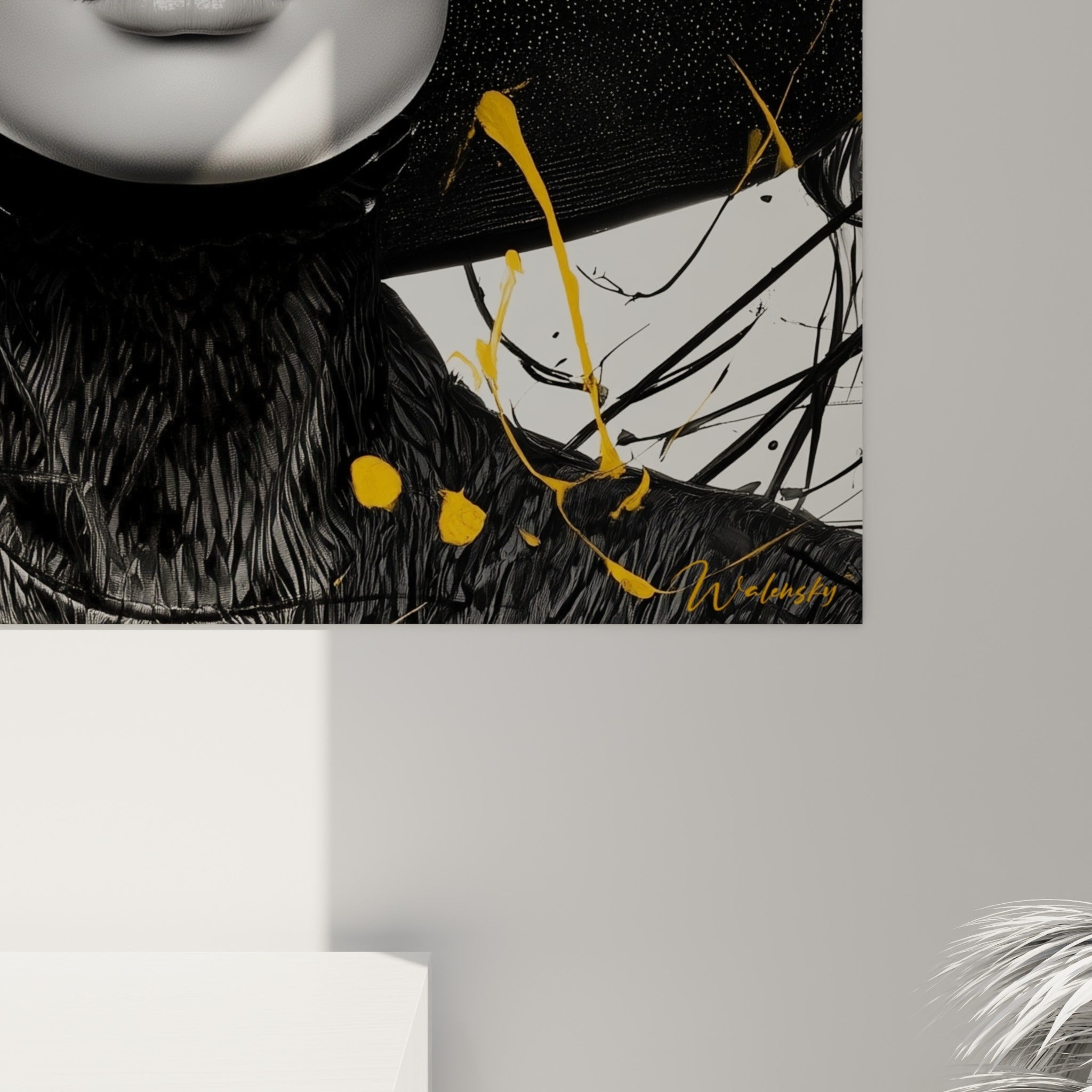 Détail des éclaboussures jaune moutarde et du grain noir intense de cette illustration de mode encadrée
