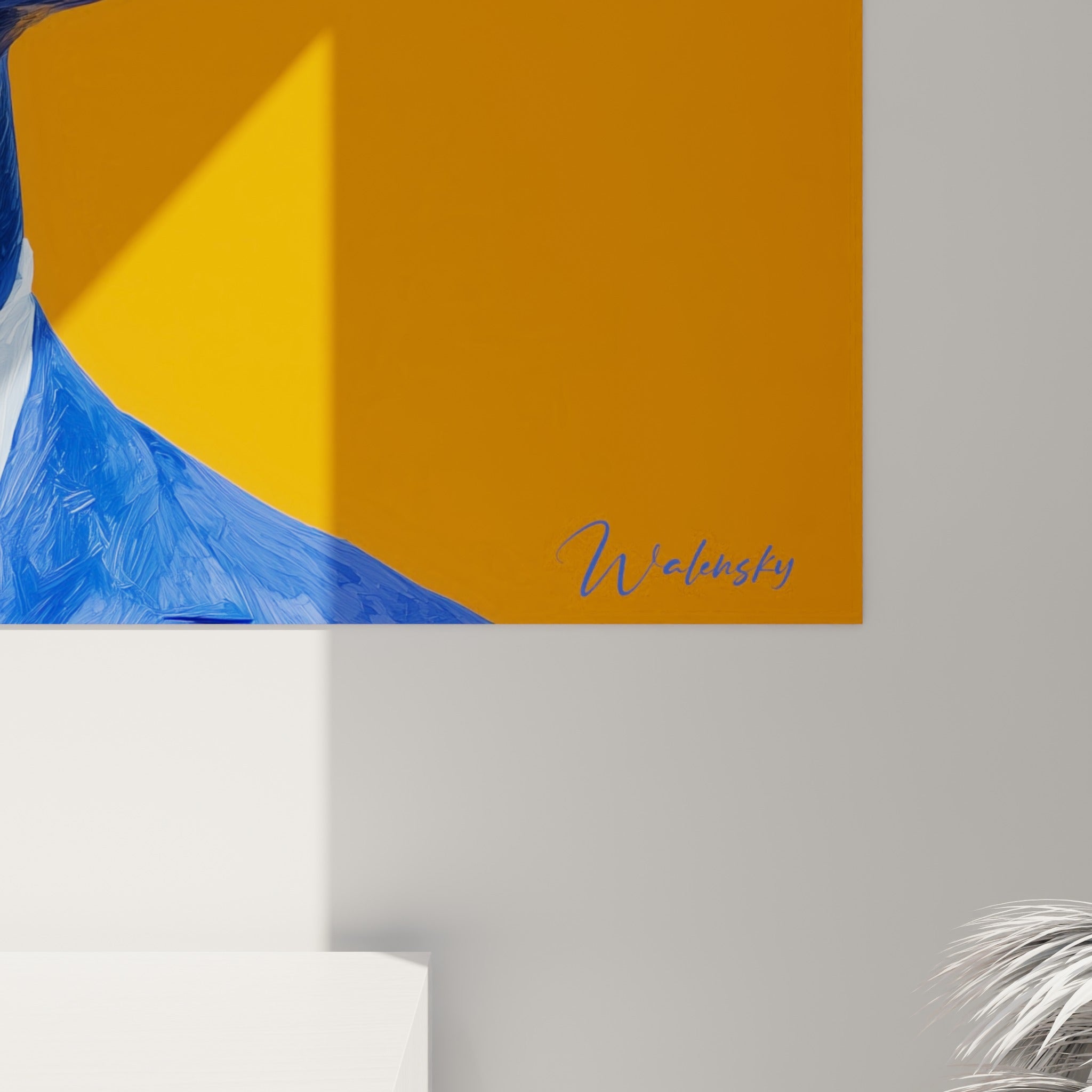 Détail des coups de pinceau bleu profond et orange vif sur le visage et le col de la toile encadrée