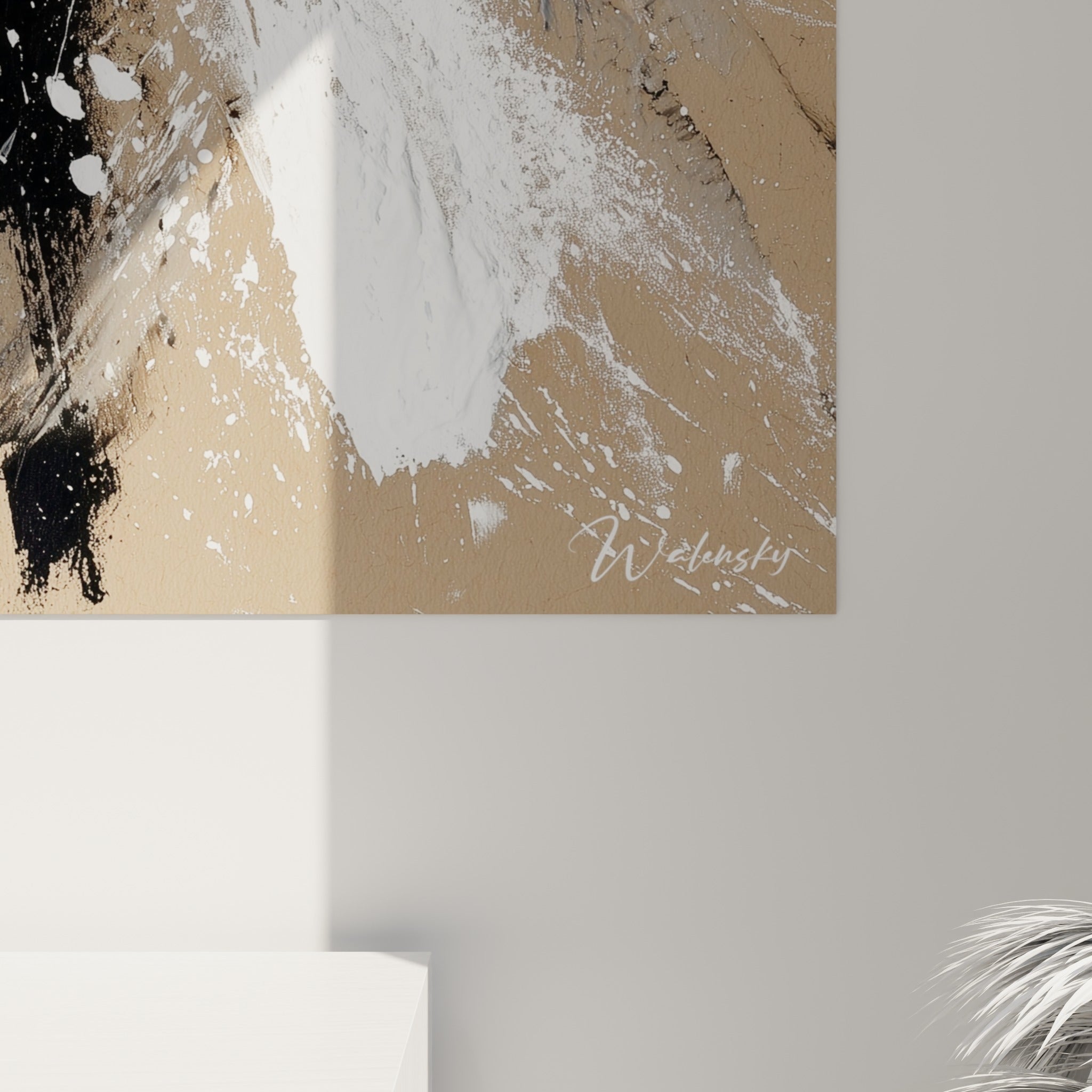 Empâtements blancs et coulures noires visibles de près sur ce tableau illustration de mode aux tons beige et or