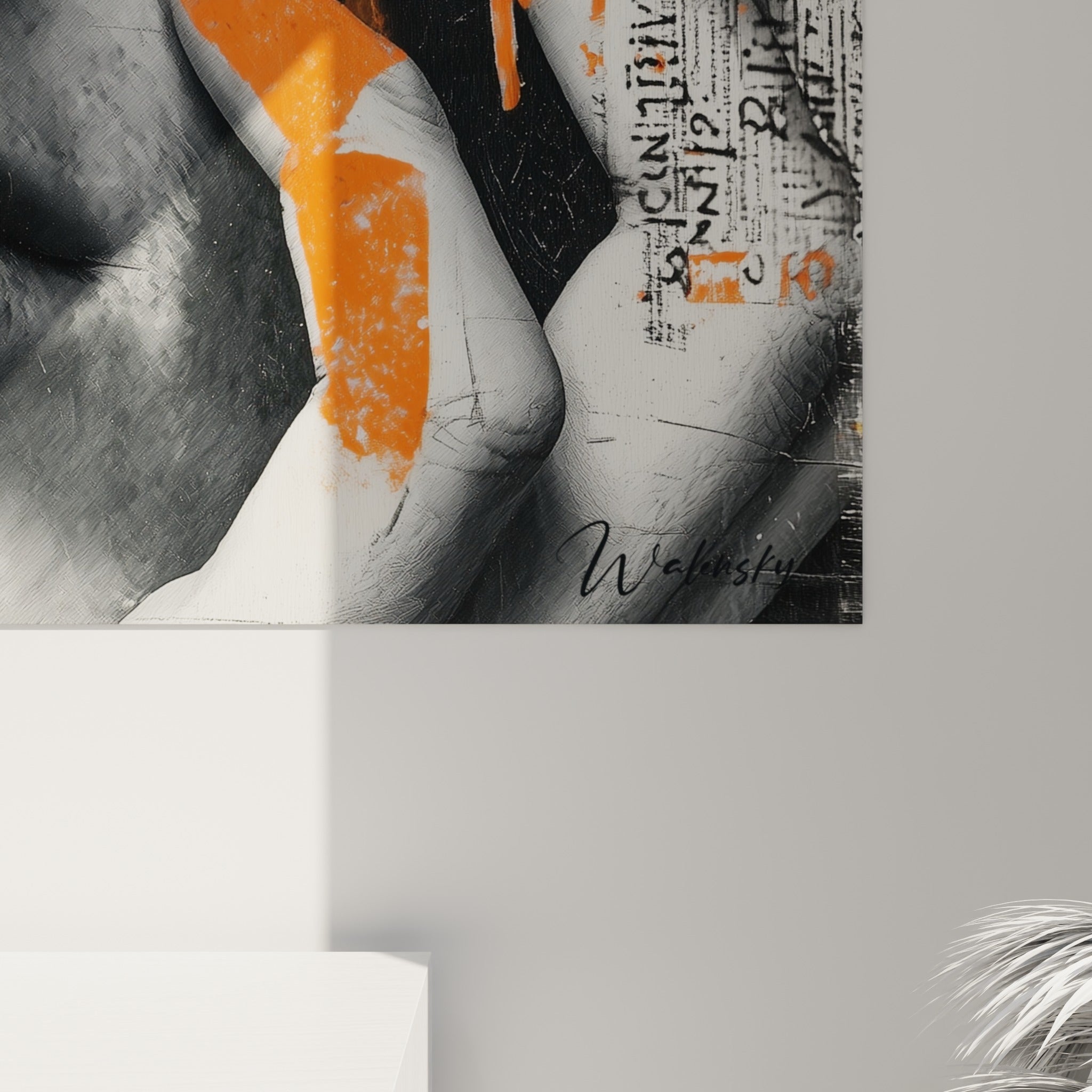 Empâtements de peinture orange vif se mêlant au grain crayonné gris sur la surface du portrait
