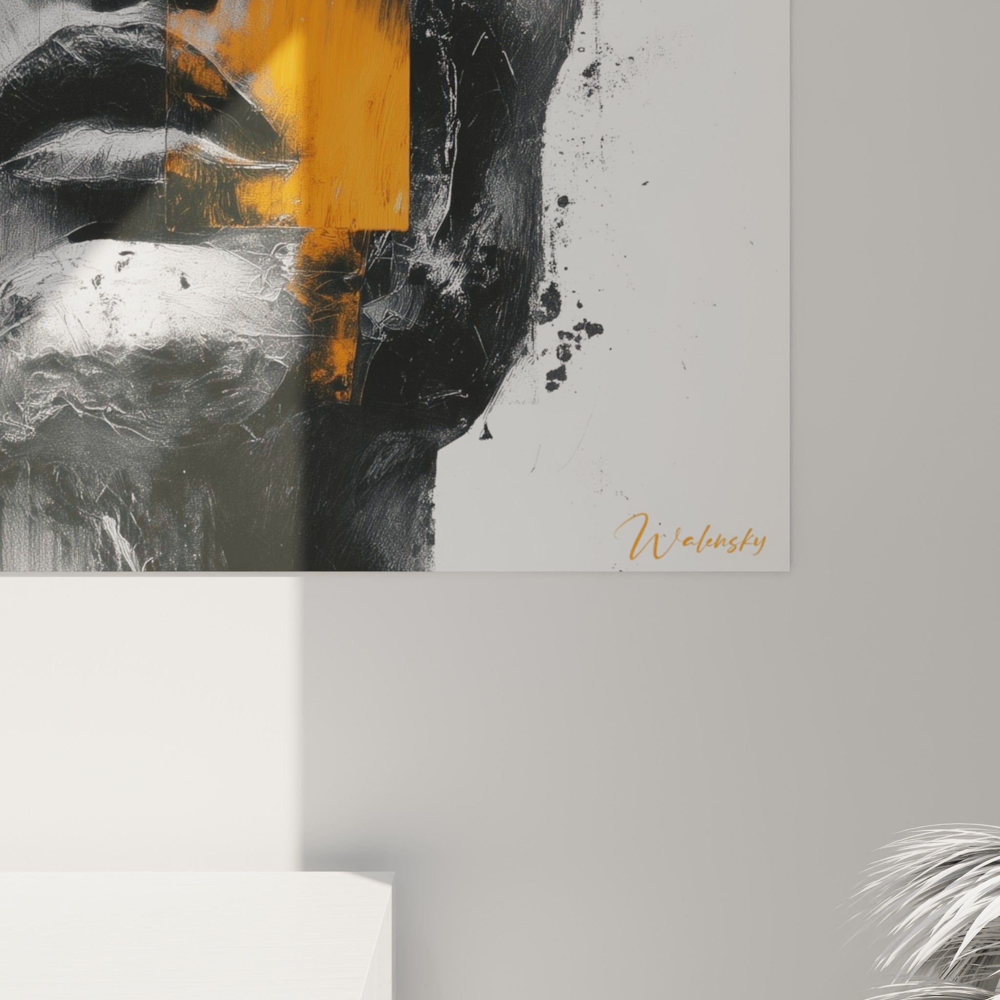 Empâtements noirs et coulures grises se mêlant à l'aplat orange vif sur la toile