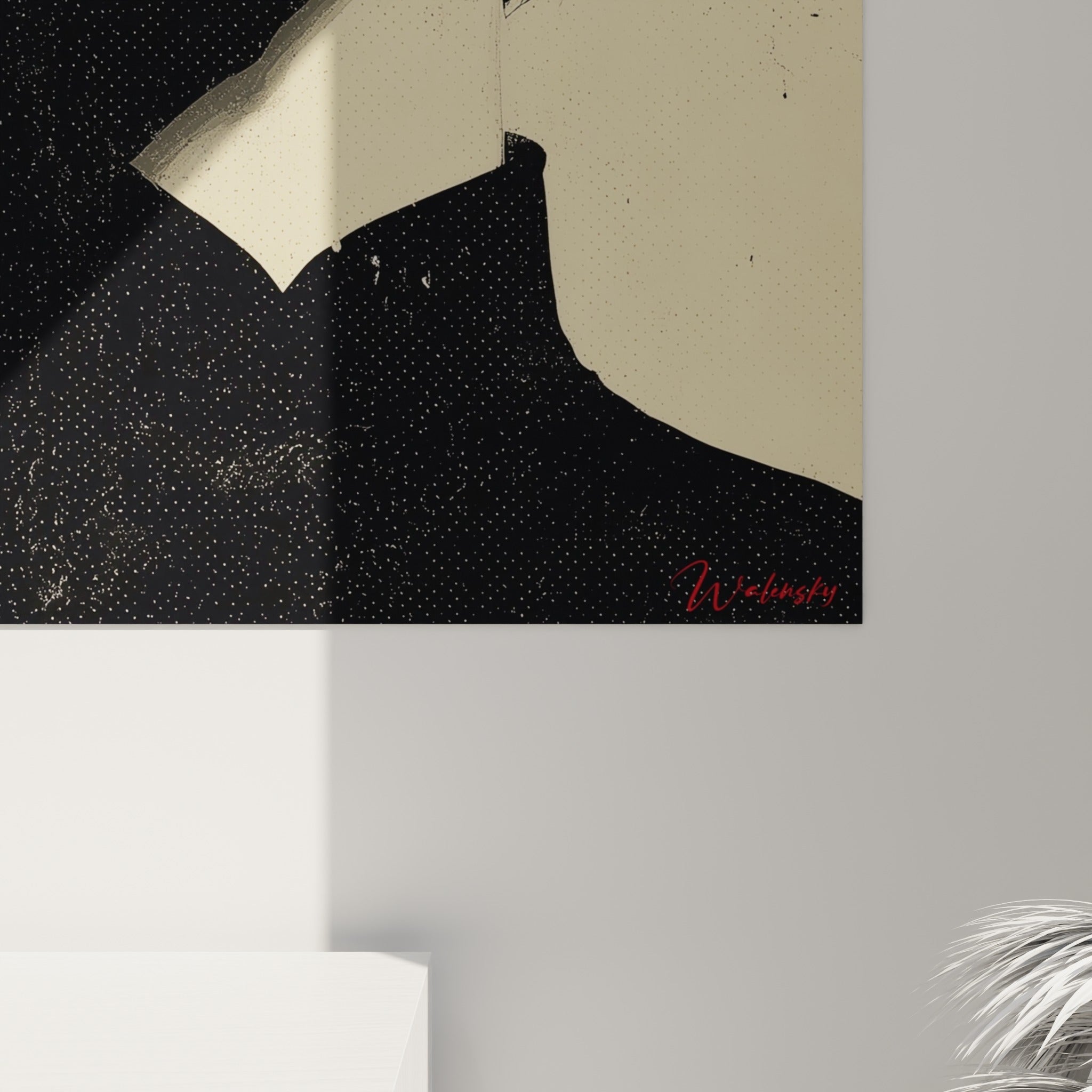 Grain pointillé et coulures noires visibles sur les lèvres rouges et le fond crème de cette illustration