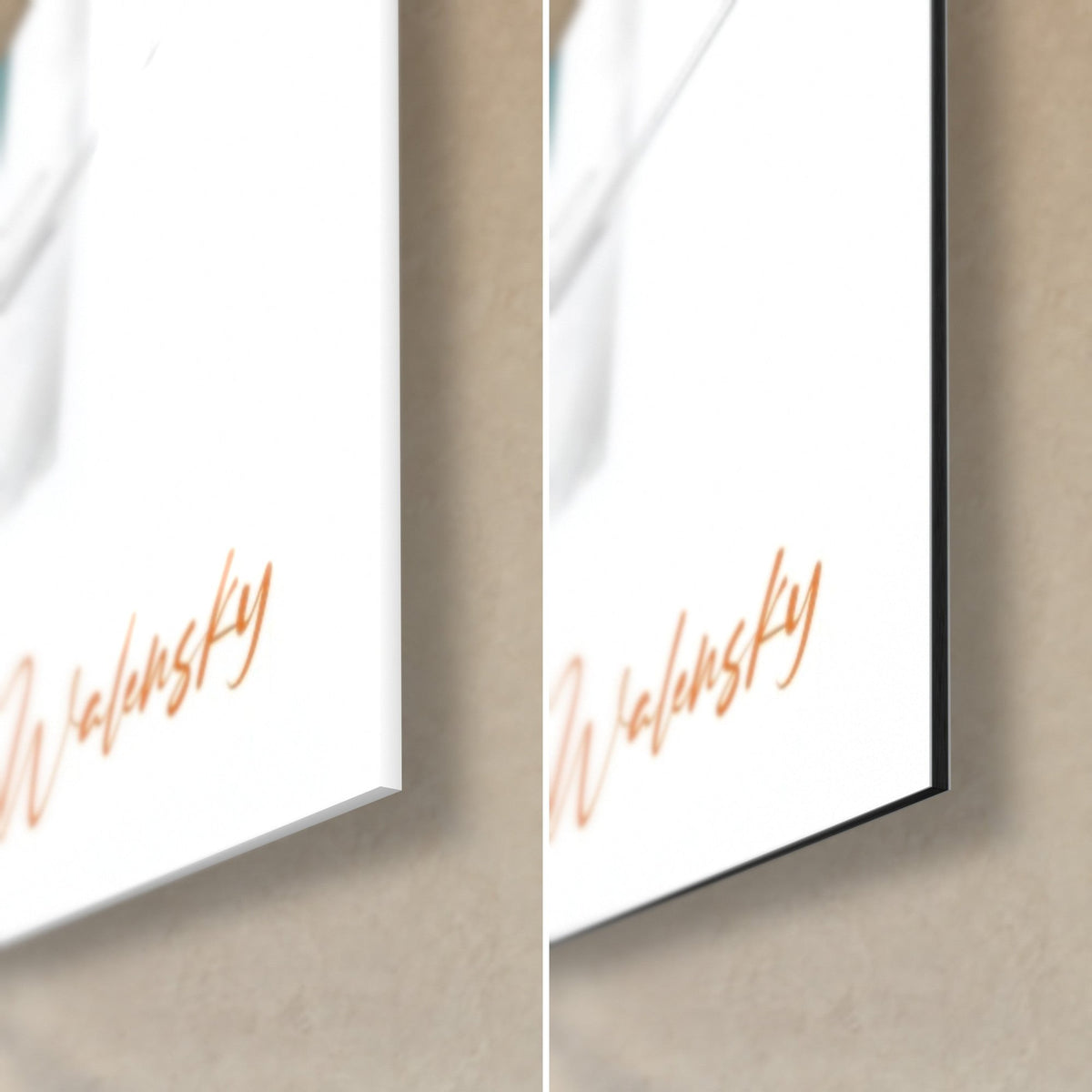 Tableau silhouettes de mode ocre, coin bas droit : signature orange sur verre brillant à reflets et Dibond mat noir, tranche 3 mm