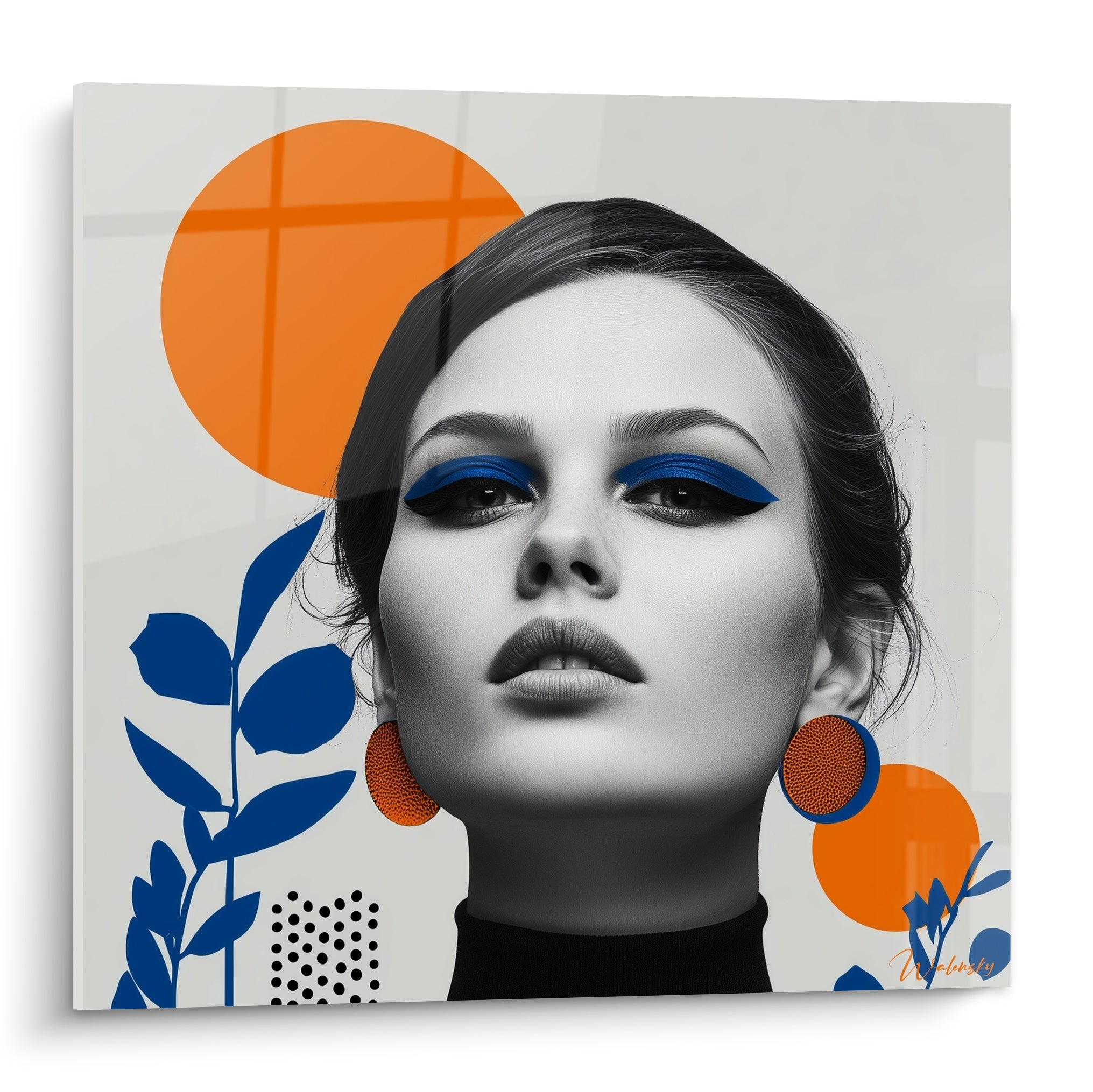 Visage féminin en noir et blanc, maquillage bleu marine, cercles orange vif, style graphique éditorial