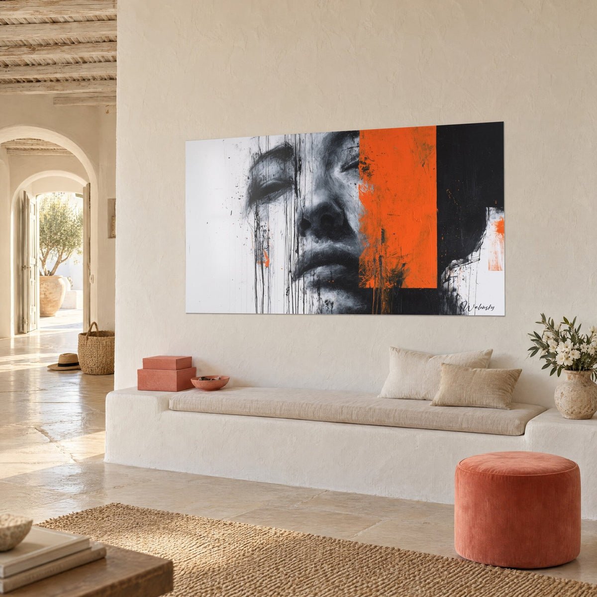 Tableau portrait aux yeux clos, aplat orange et fond noir à droite, sur un mur crème dans une maison méditerranéenne