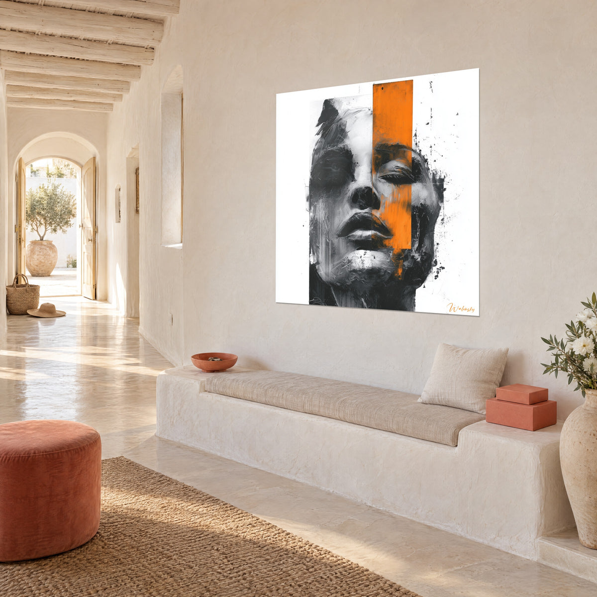 Quadro ritratto femminile con le palpebre chiuse, pennellate nere e grigie, banda arancione, parete a calce e panca bianca