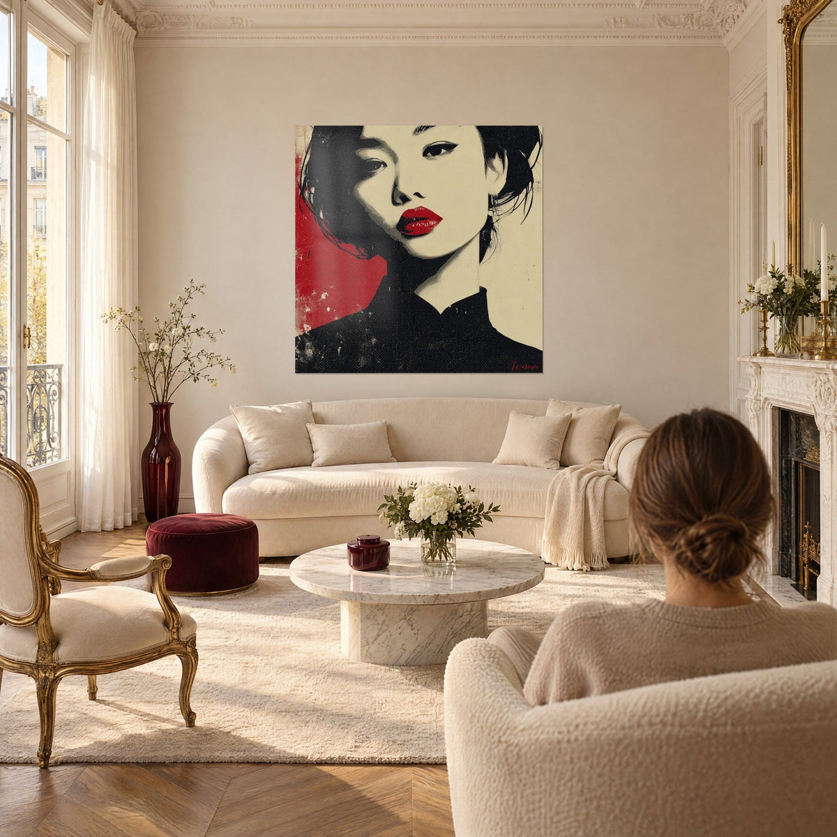 Cuadro retrato de mujer con labios escarlata, fondo marfil y negro, sobre un sofá en un salón luminoso
