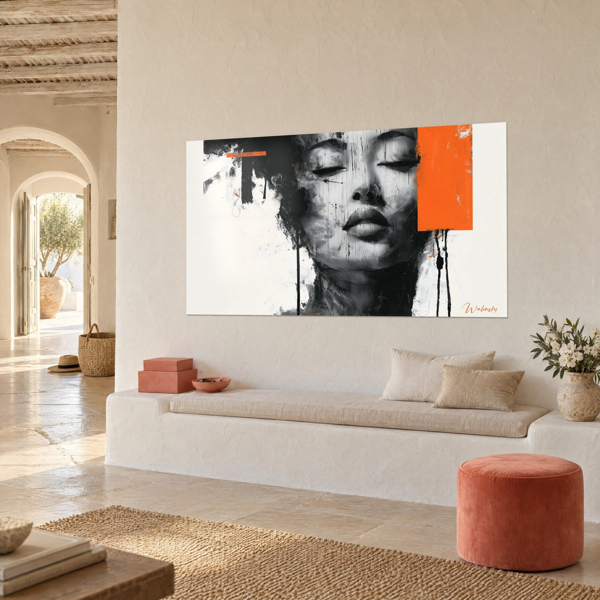 Tableau portrait féminin anthracite et ivoire, bloc orange vif à droite, coulures noires, mur de plâtre d'une maison méditerranéenne