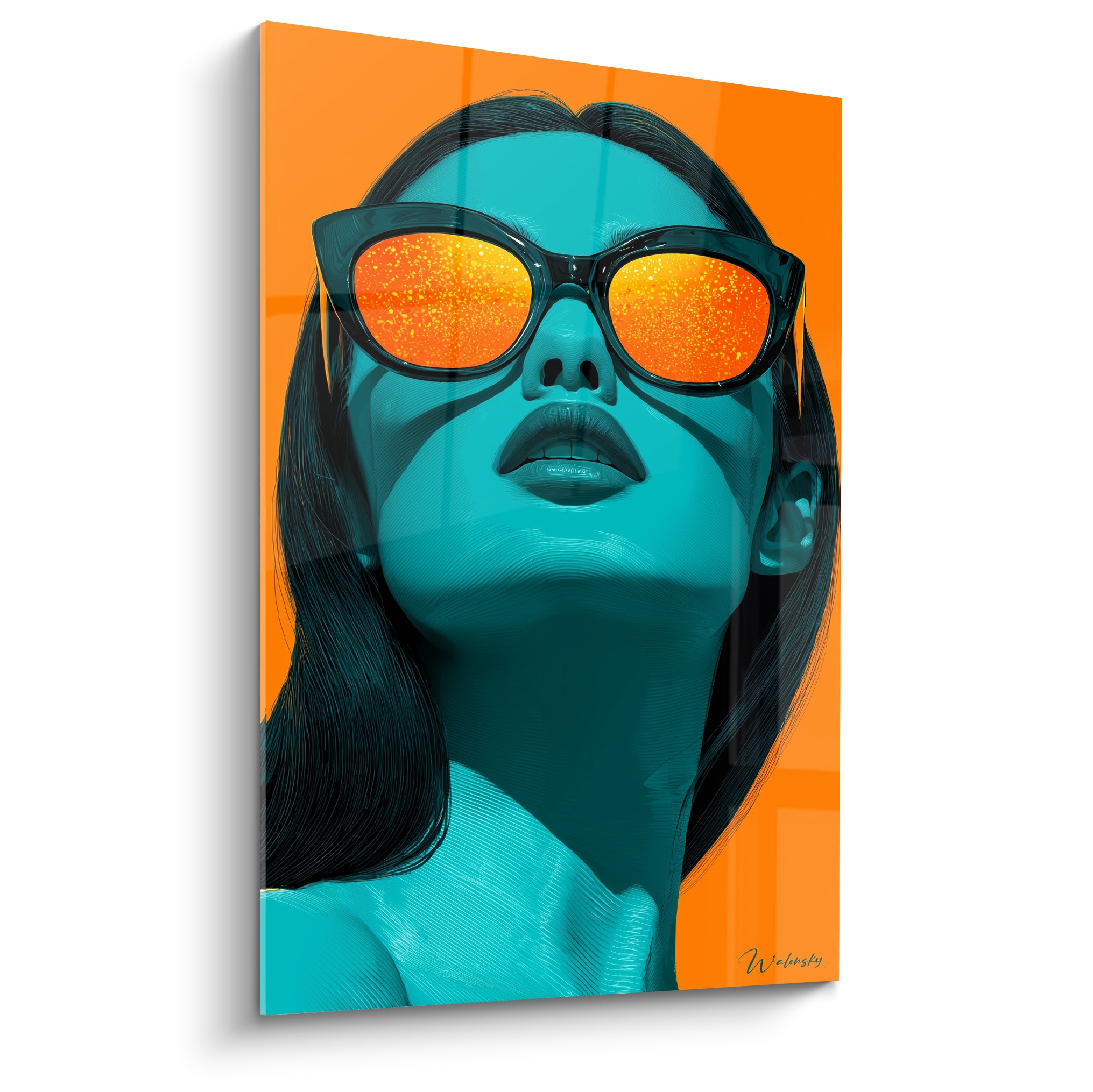 Visage turquoise aux lunettes orange pailletées, tête levée, fond orange vif intense