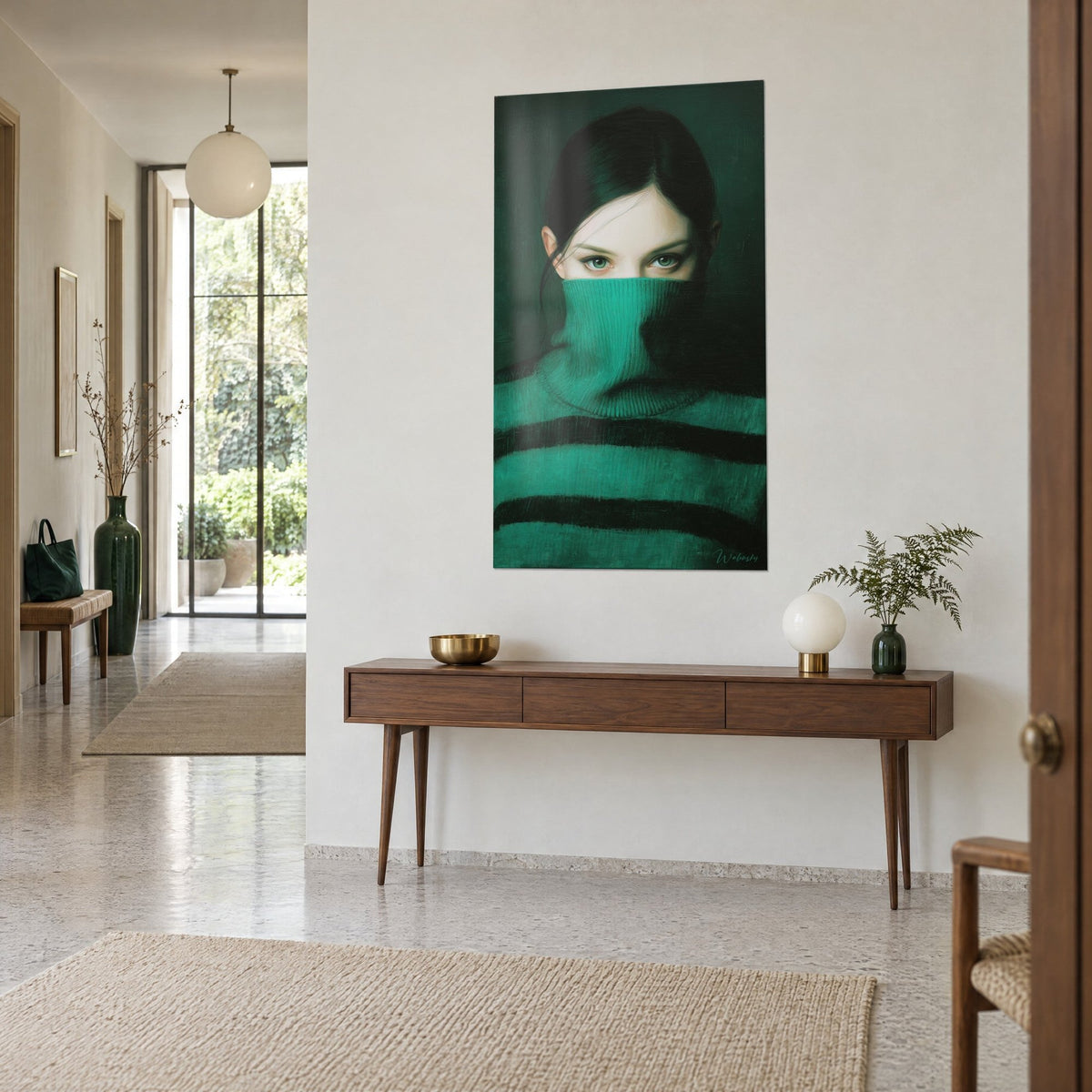 Cuadro retrato de ojos verde agua, cabello negro recogido hacia atrás, jersey de rayas esmeralda y negro, encima de una consola de madera