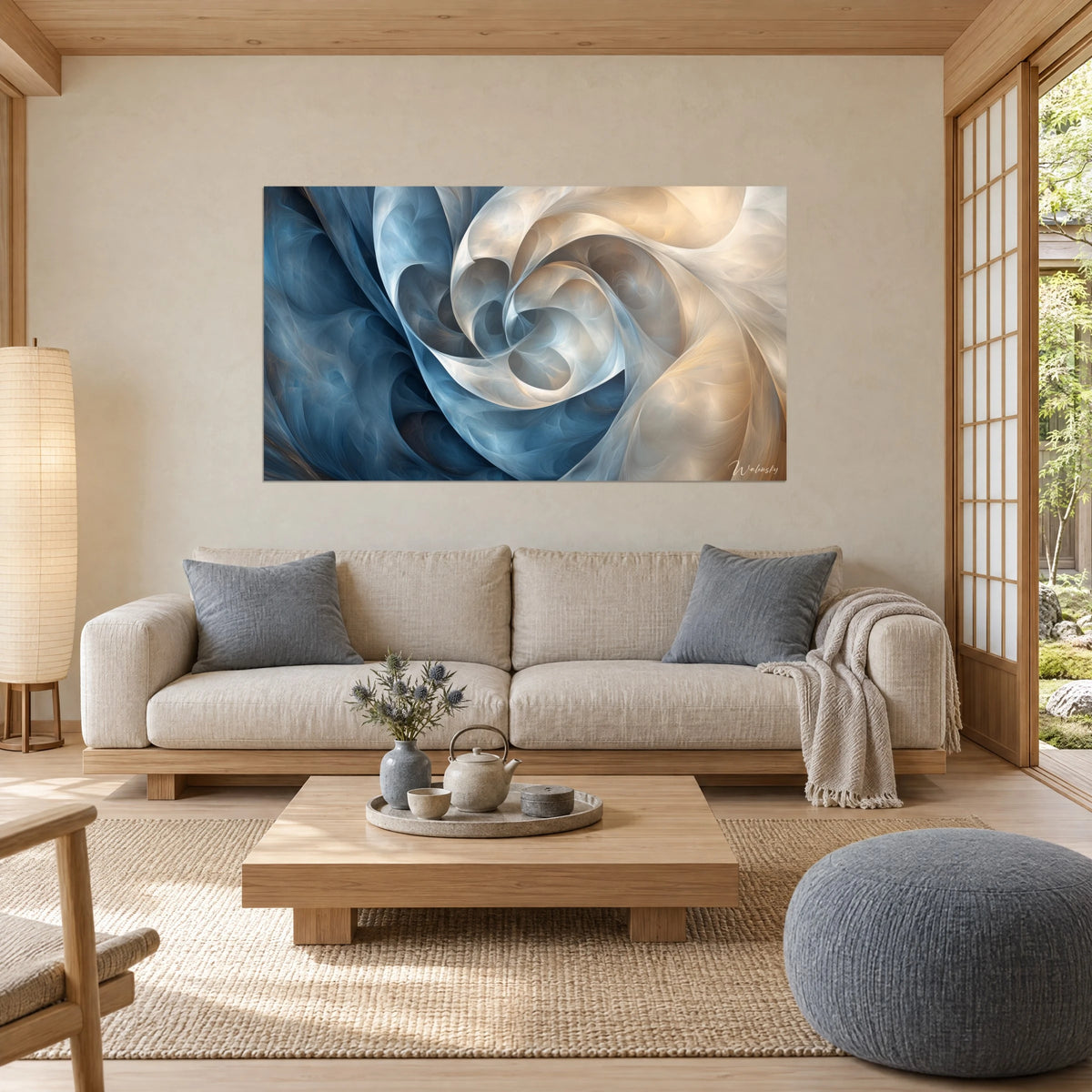 Cuadro con una espiral de velos translúcidos en azul acero y arena dorada, que dibuja una rosa abstracta, sobre un sofá en un salón luminoso