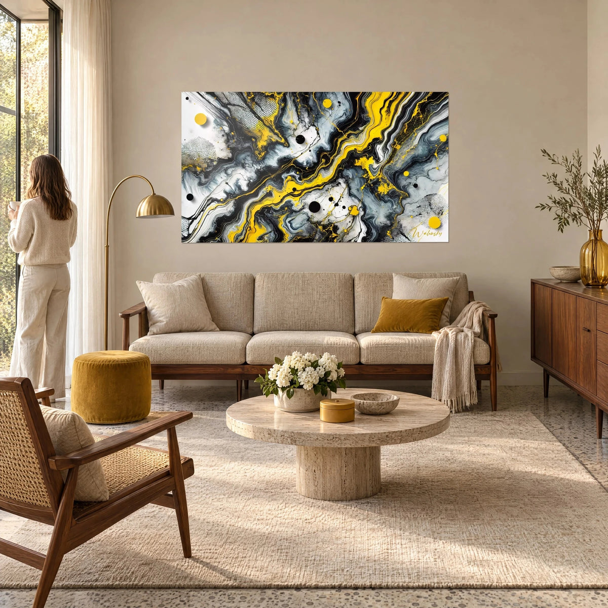Quadro con marmorizzatura fluida giallo vivo e nero profondo, schizzi di inchiostro bianco, sopra un divano in un soggiorno luminoso
