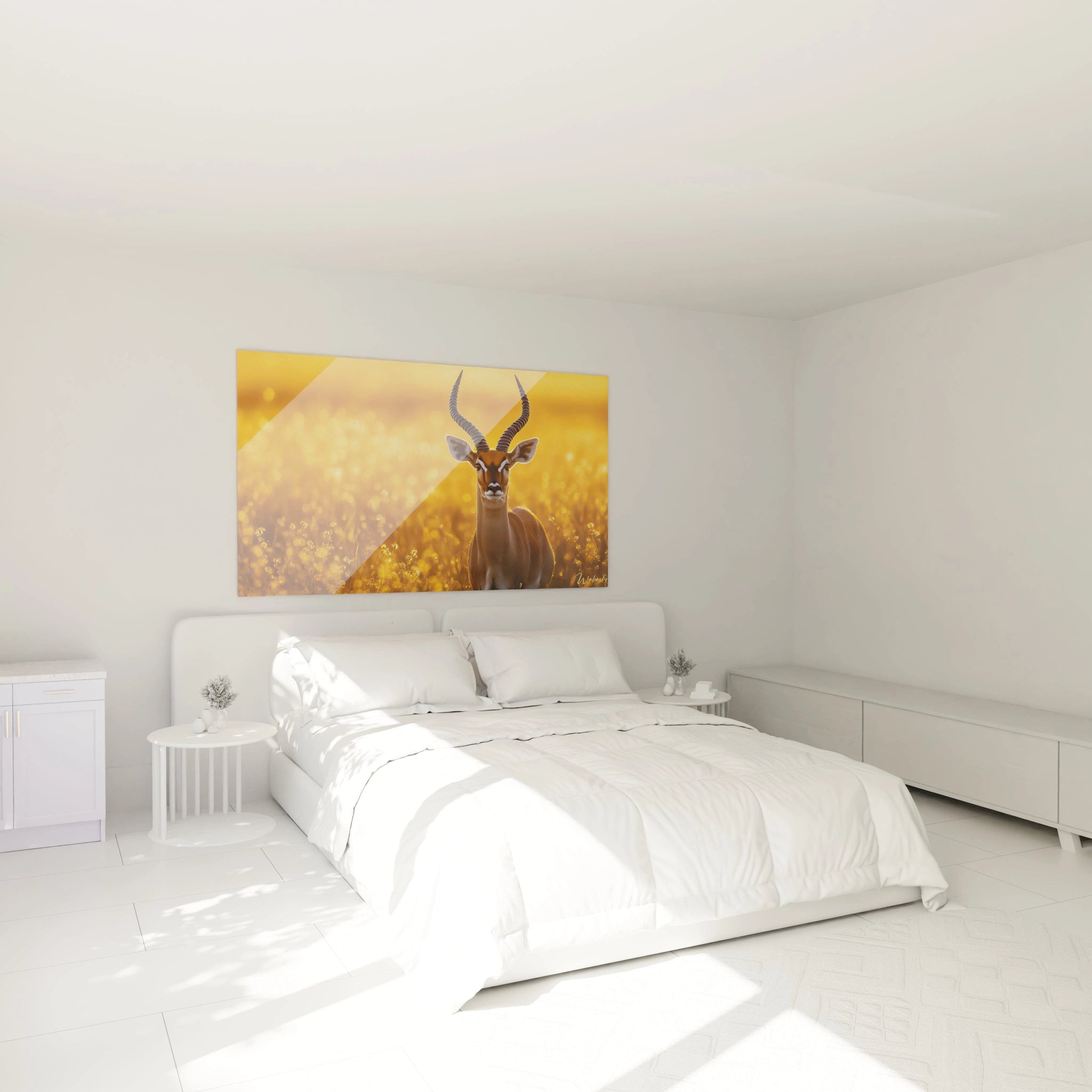 Un tableau impala majestueux représentant une antilope africaine au regard direct et pénétrant. L'animal se détache sur un fond de savane transformé en mer dorée par la lumière du soleil couchant, créant un contraste saisissant entre le pelage brun et l'or ambiant.
